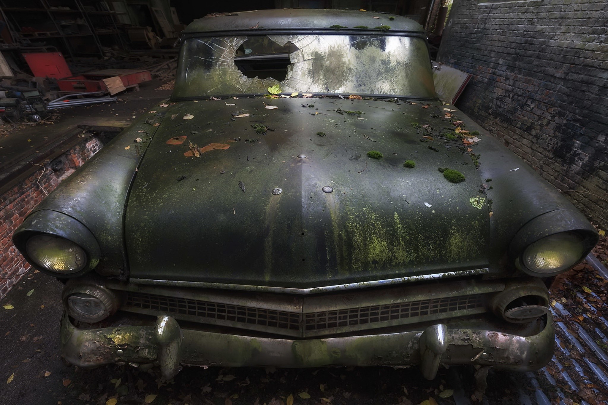 Abandoned vintage car with broken windshield HD Wallpaper