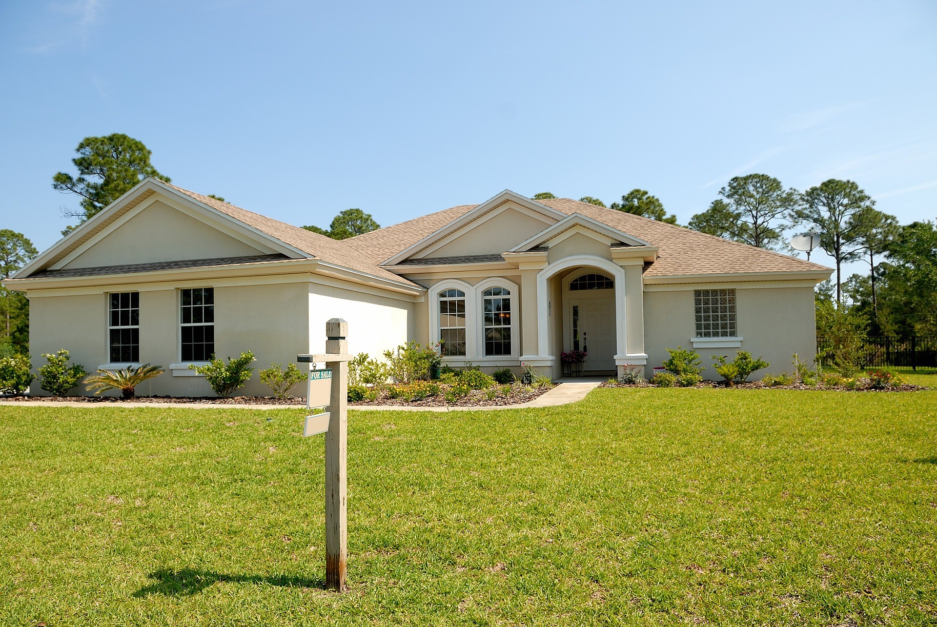 House with a "For Sale" sign HD Wallpaper
