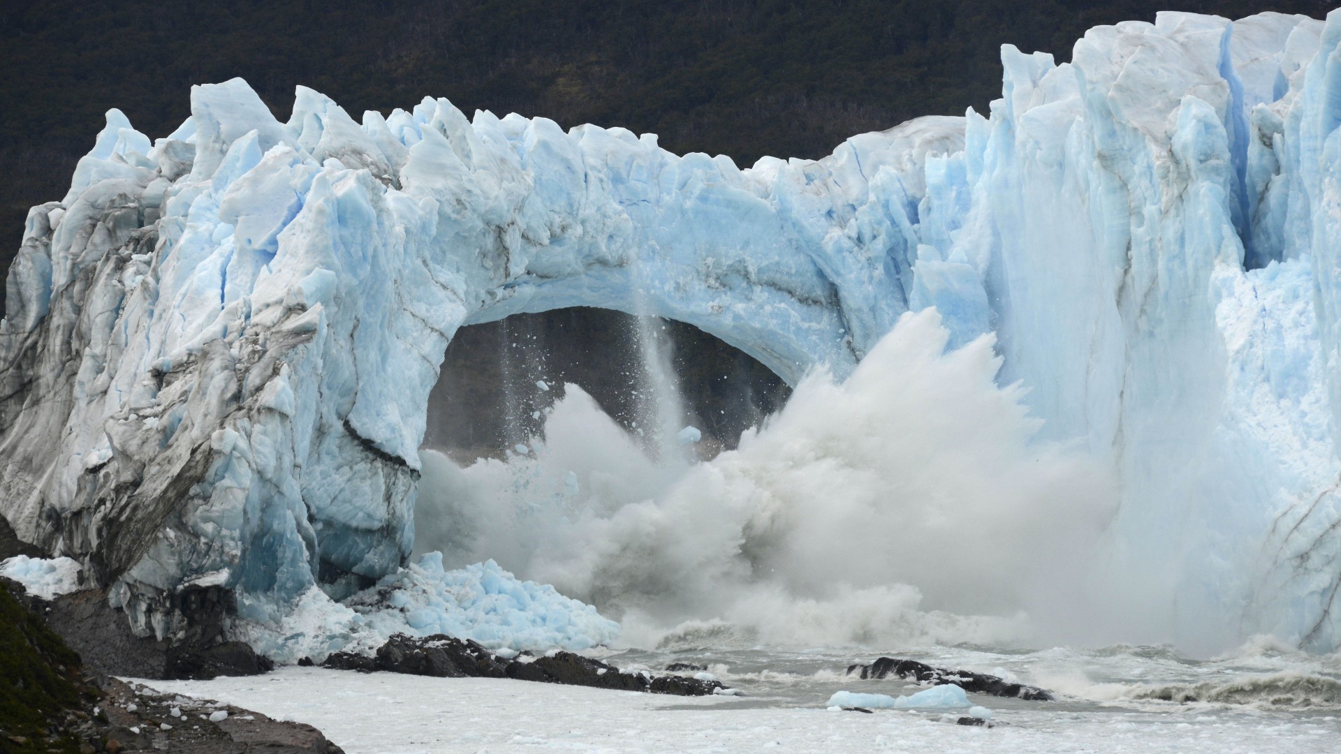 Perito Moreno Glacier calving in Patagonia HD Wallpaper