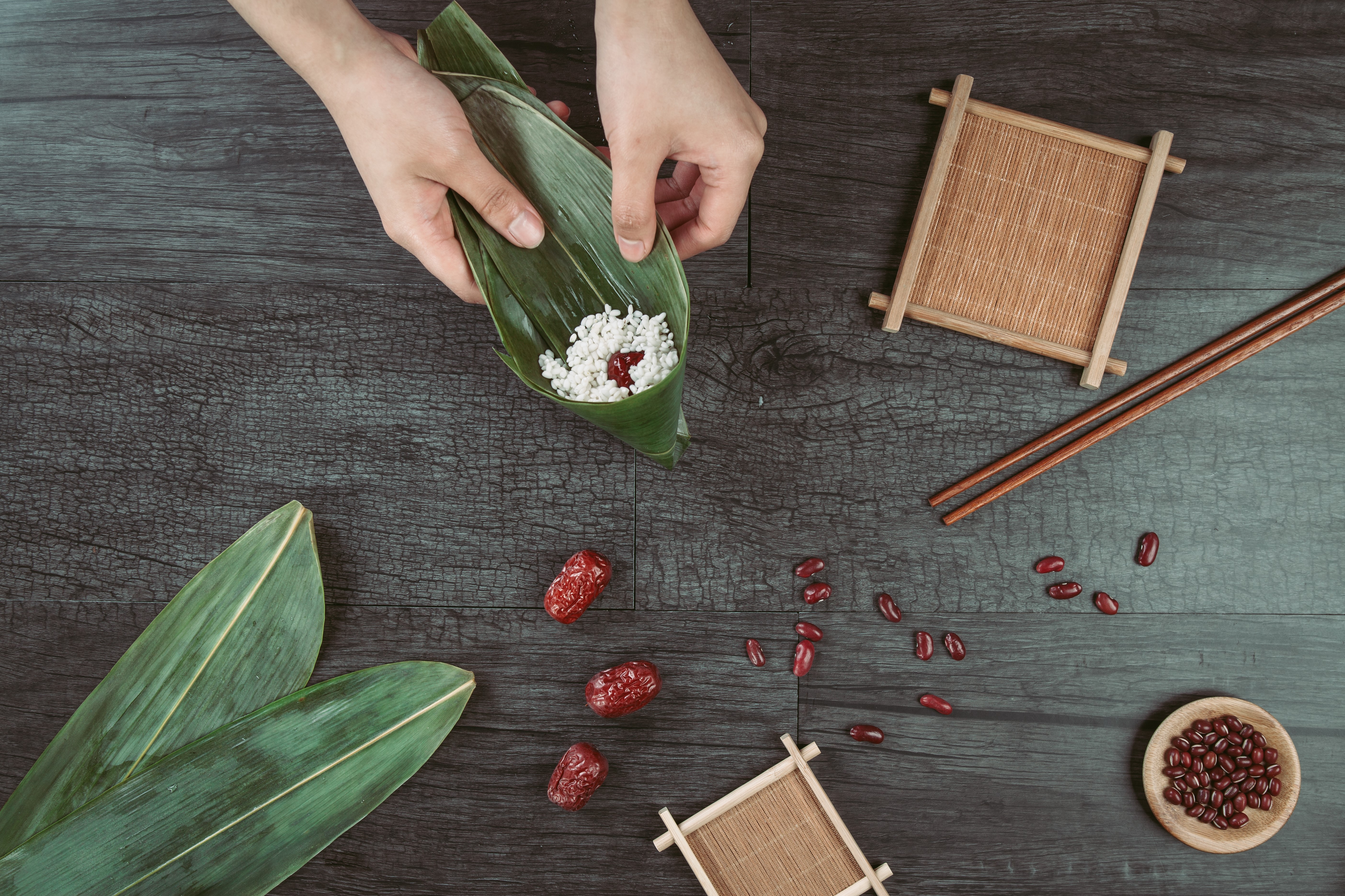 Making Zongzi with rice and dates HD Wallpaper