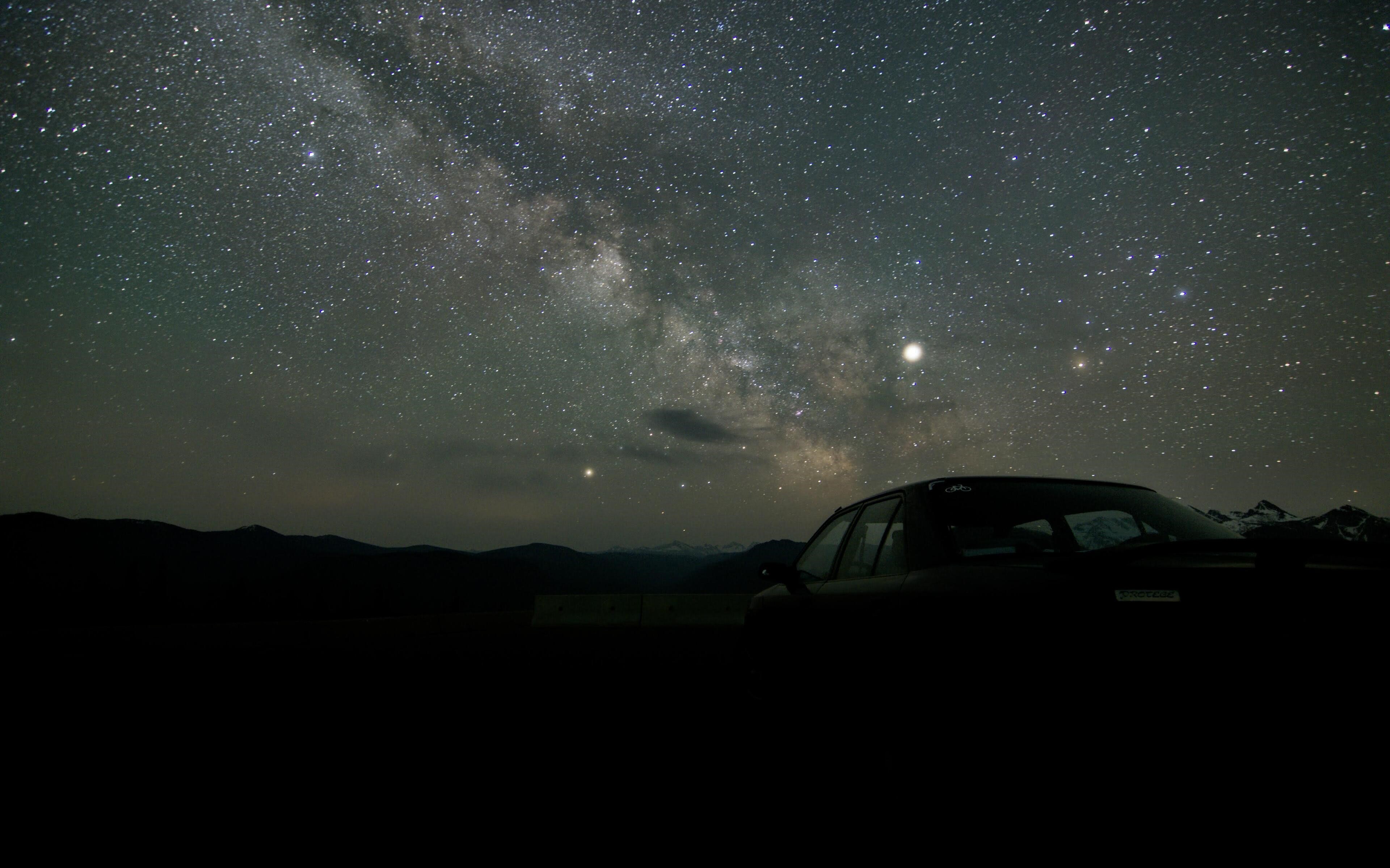 Milky Way over mountains with car HD Wallpaper