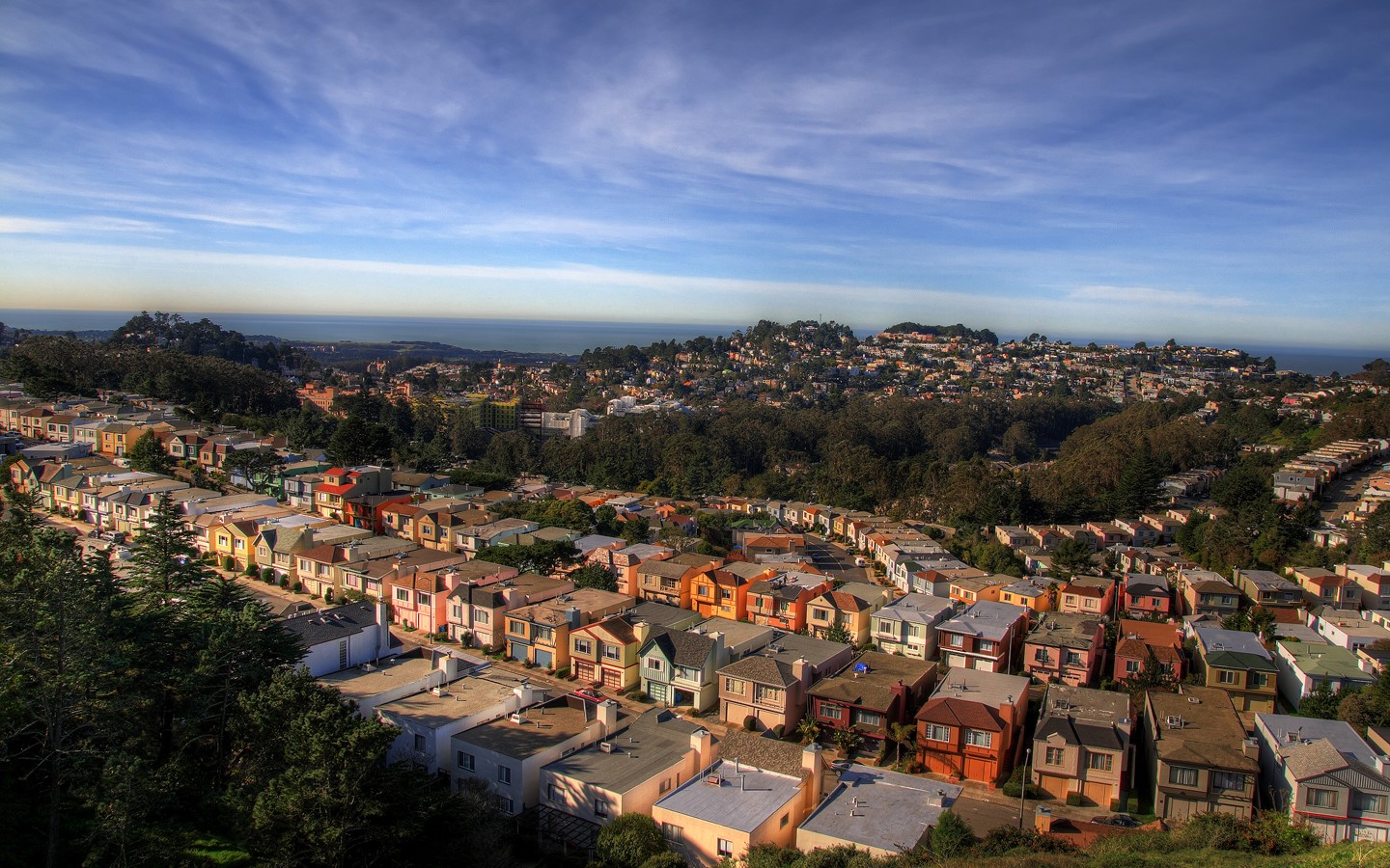 Colorful houses on a hillside overlooking the ocean in San Francisco HD Wallpaper