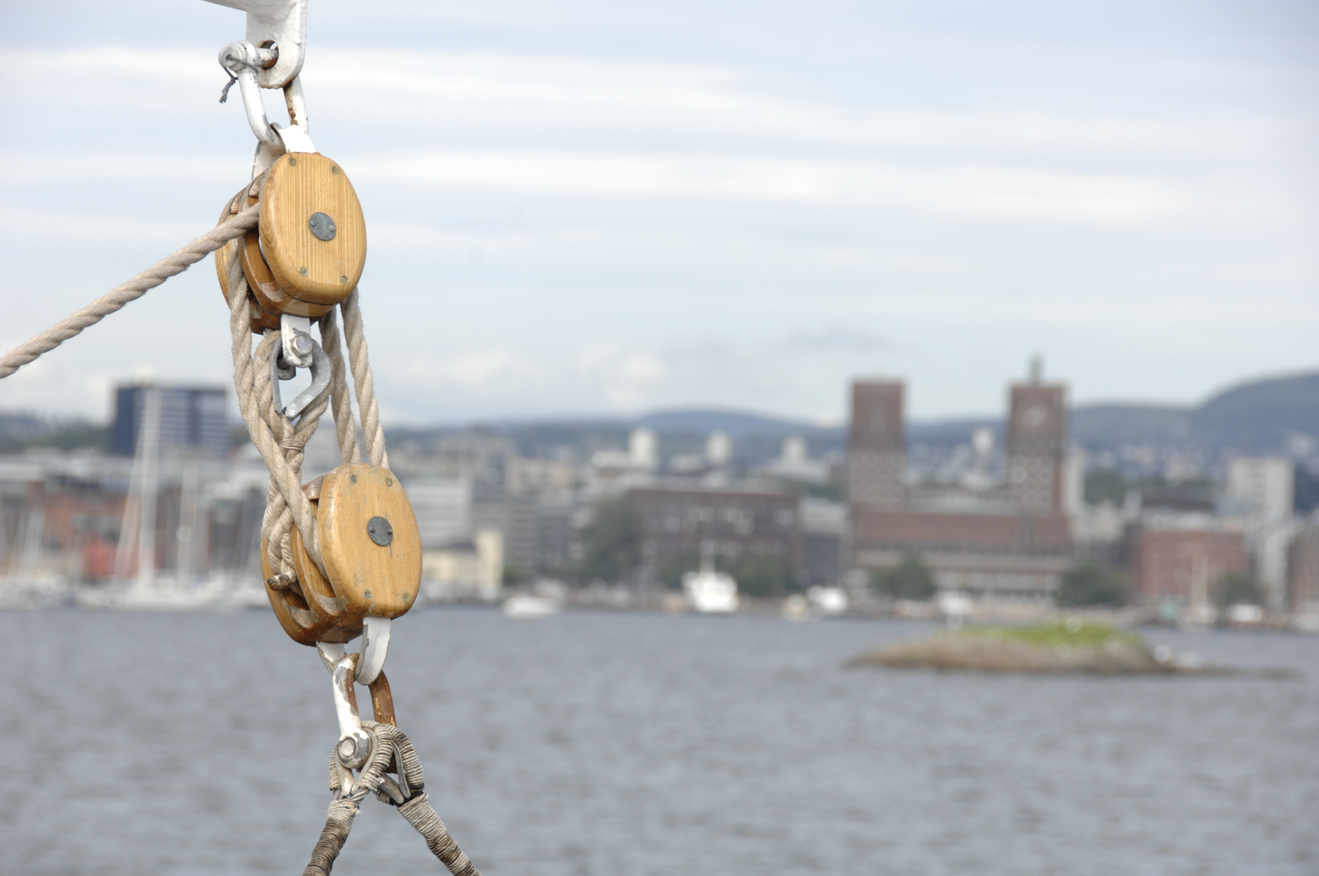 Ropes and blocks on a boat with Oslo in the background HD Wallpaper