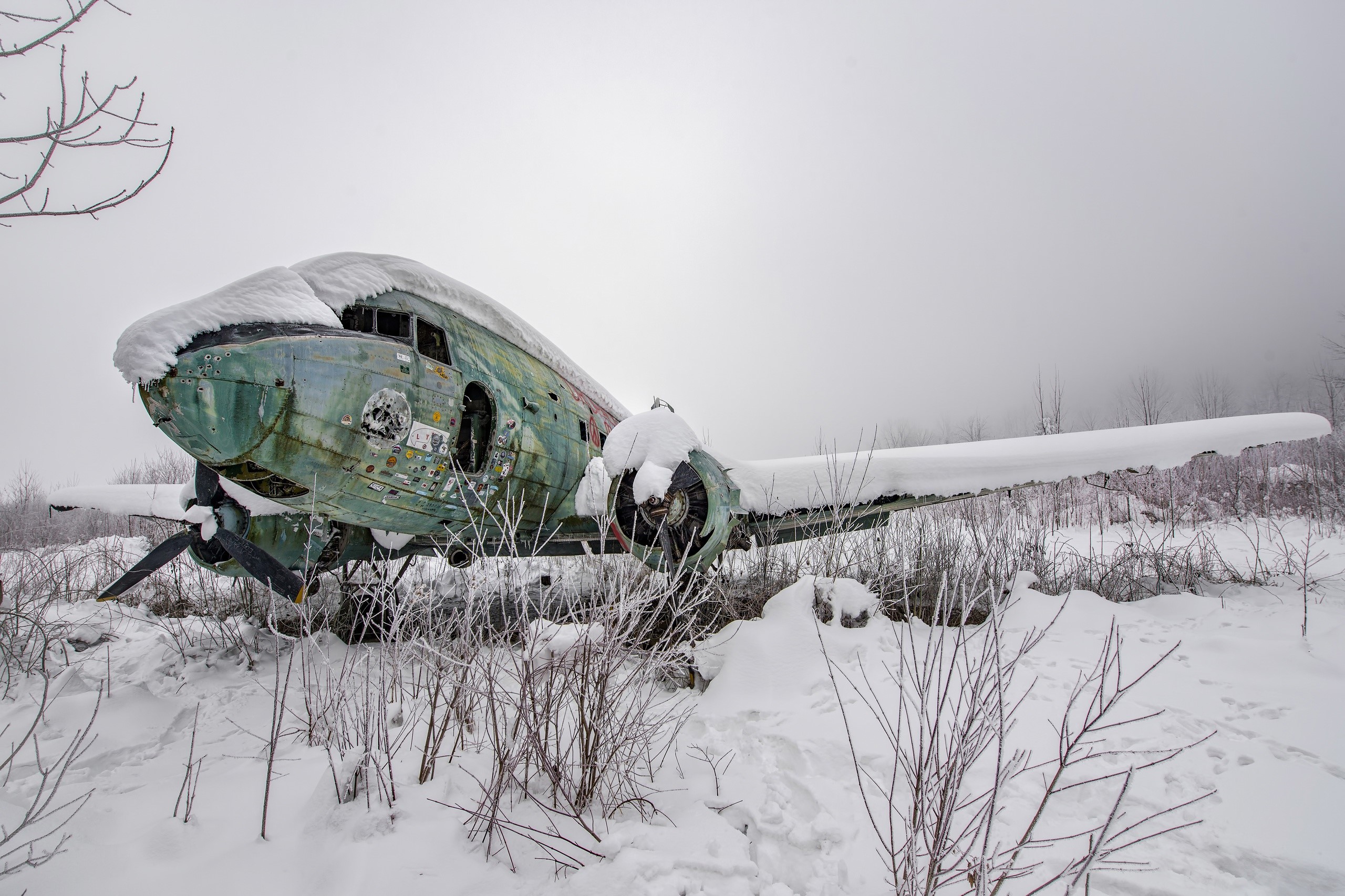 Abandoned Douglas DC-3 aircraft in winter snow HD Wallpaper