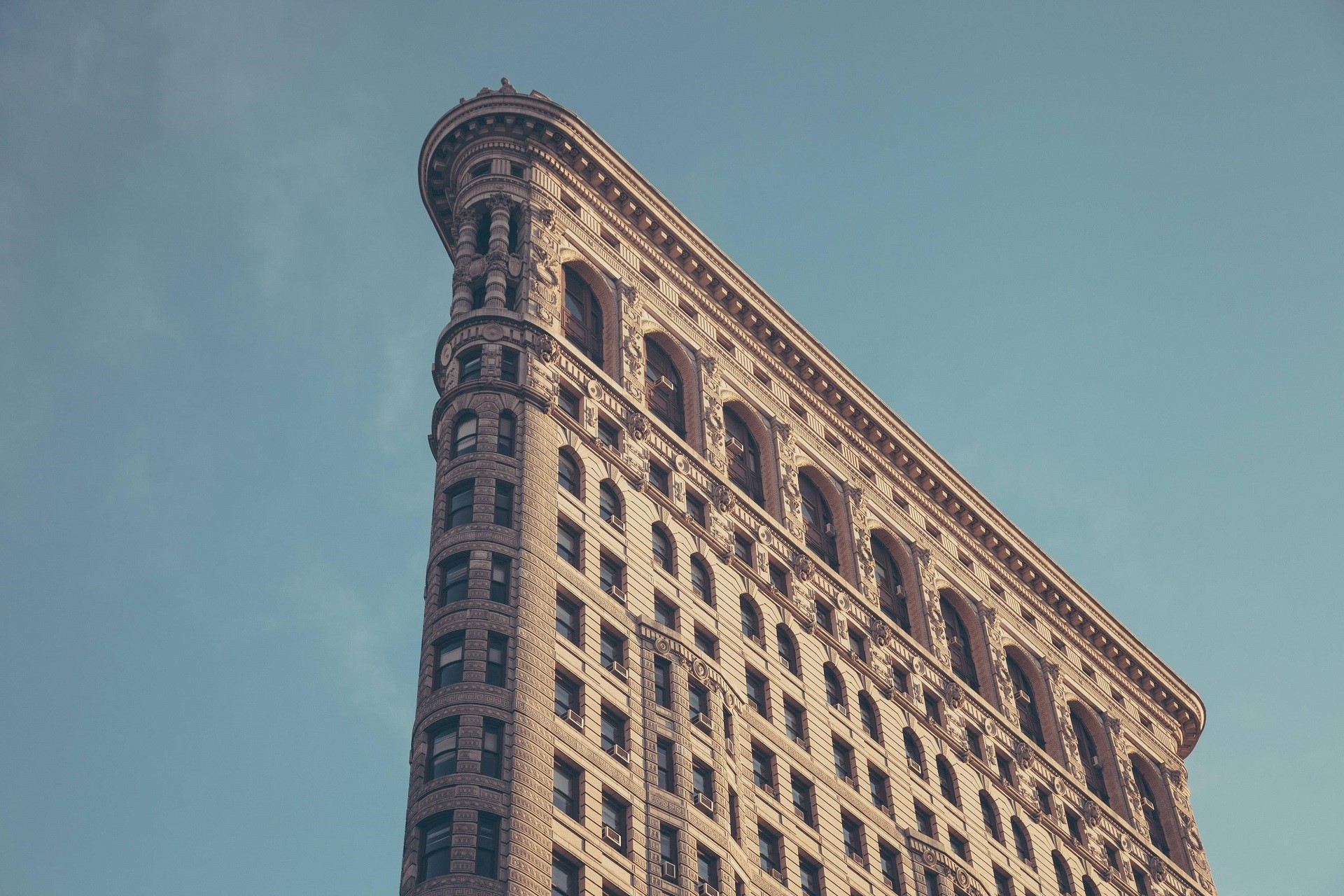 Flatiron Building against a clear sky HD Wallpaper