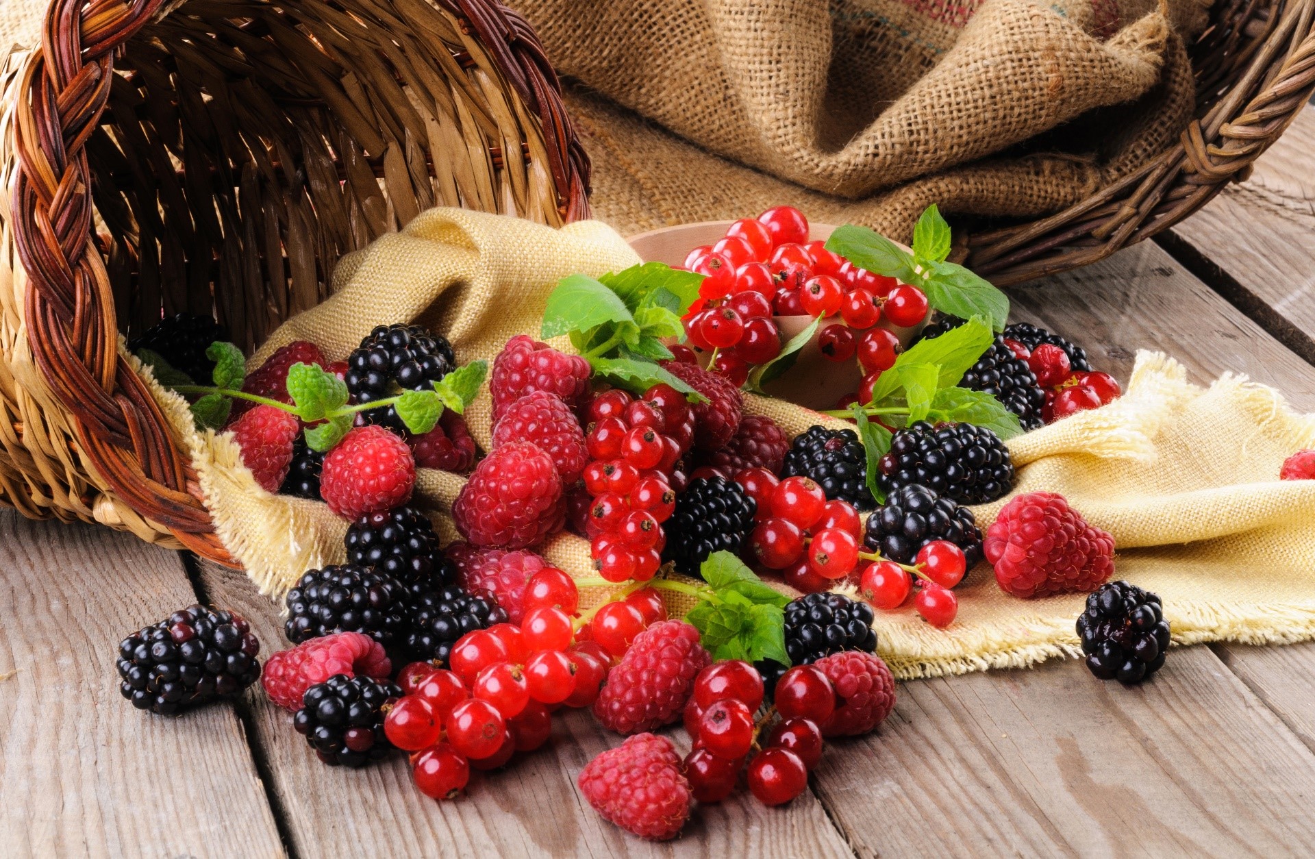 Basket of fresh raspberries, blackberries, and red currants HD Wallpaper