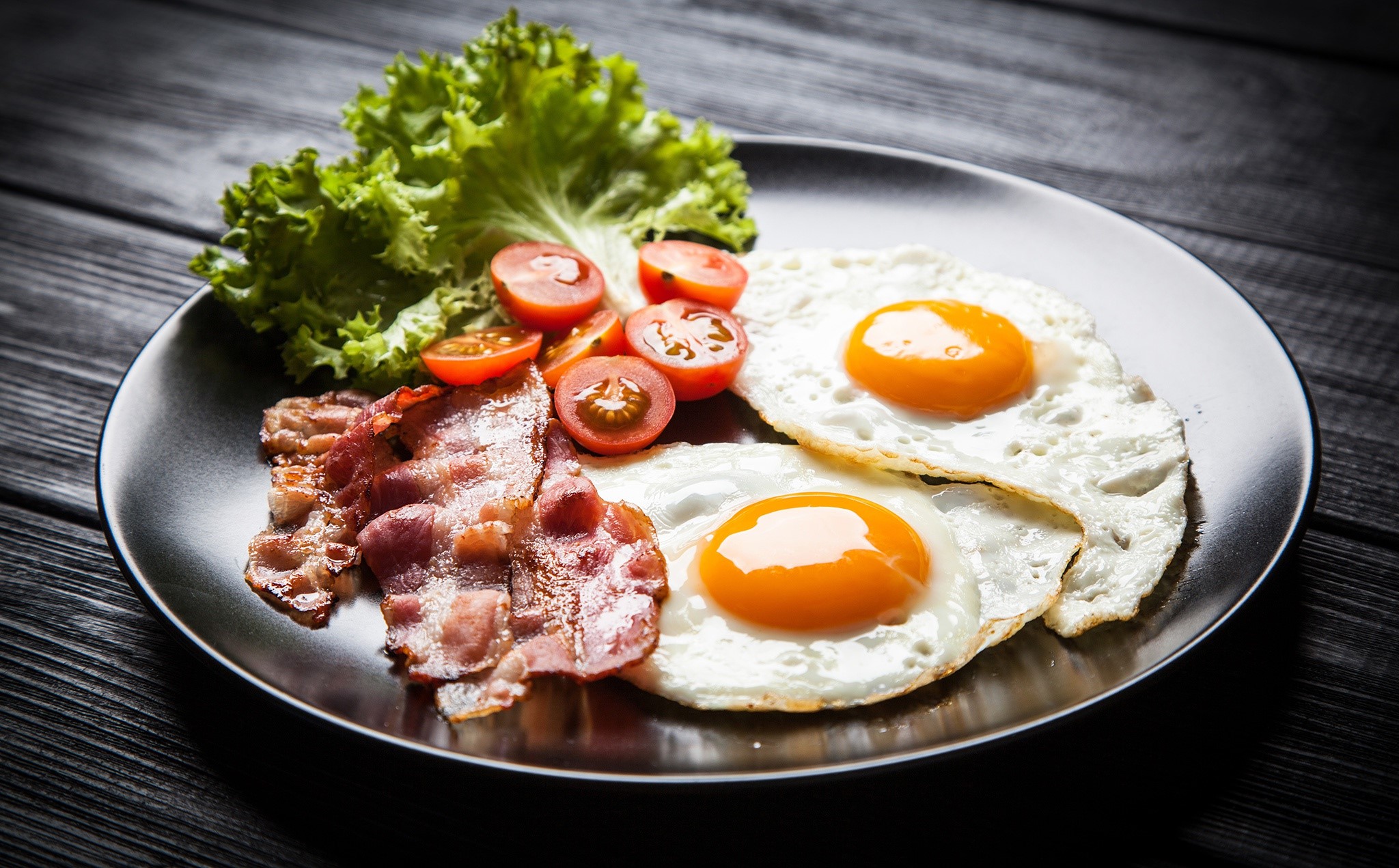Fried eggs with bacon, tomatoes, and lettuce on a plate HD Wallpaper