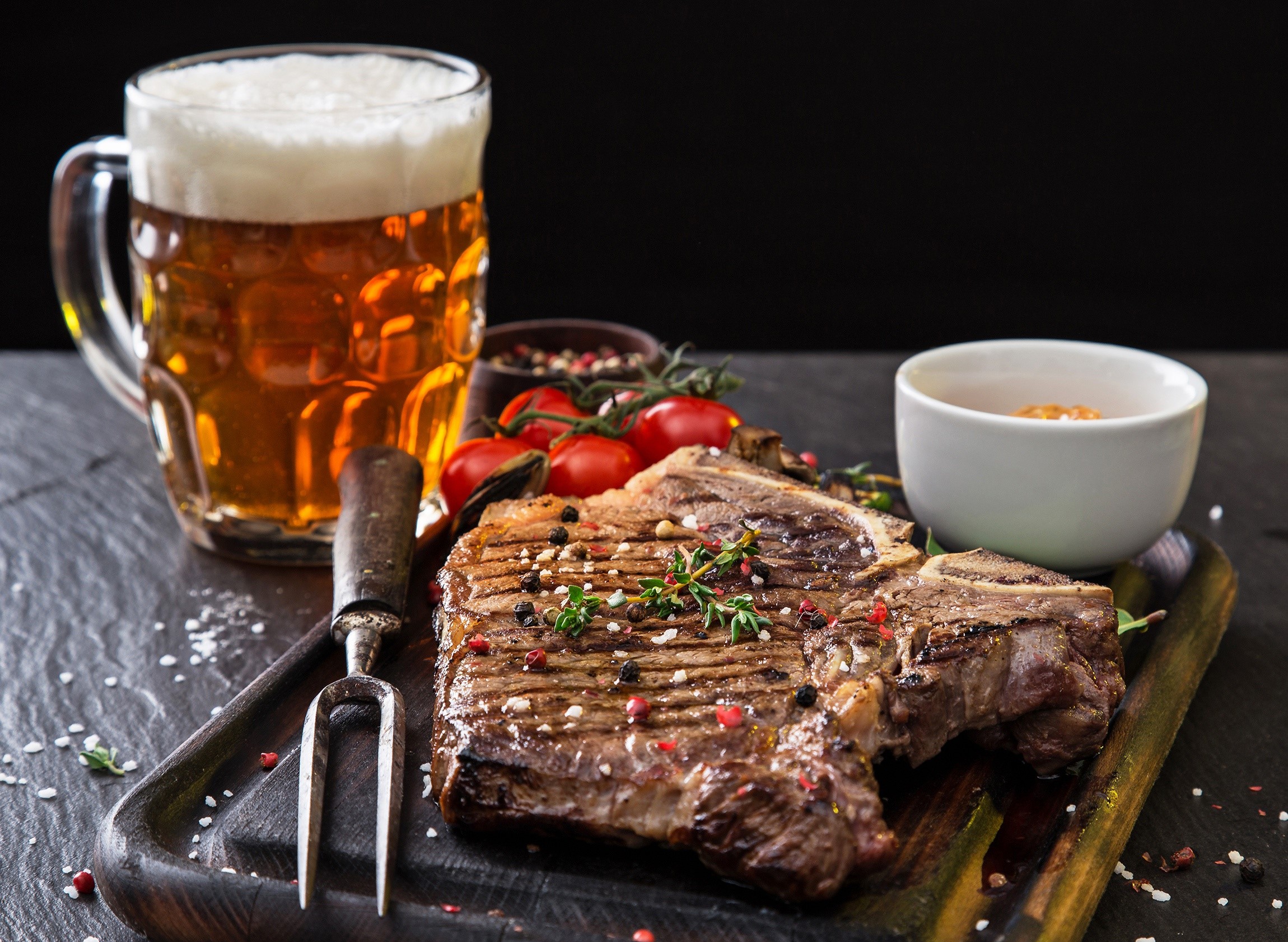 Grilled steak with beer and tomatoes HD Wallpaper