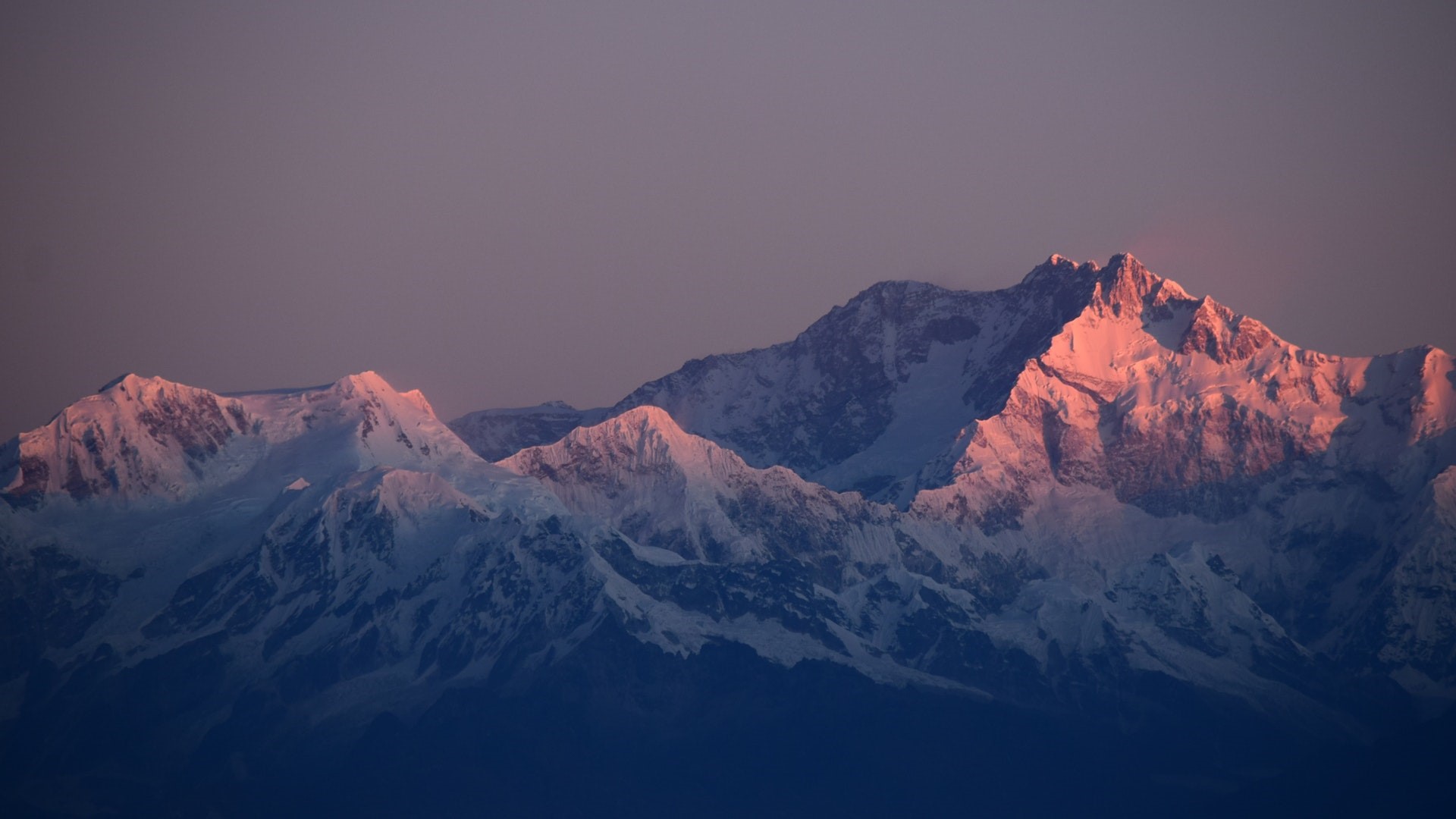 Sunrise over snow-capped Kangchenjunga mountains HD Wallpaper