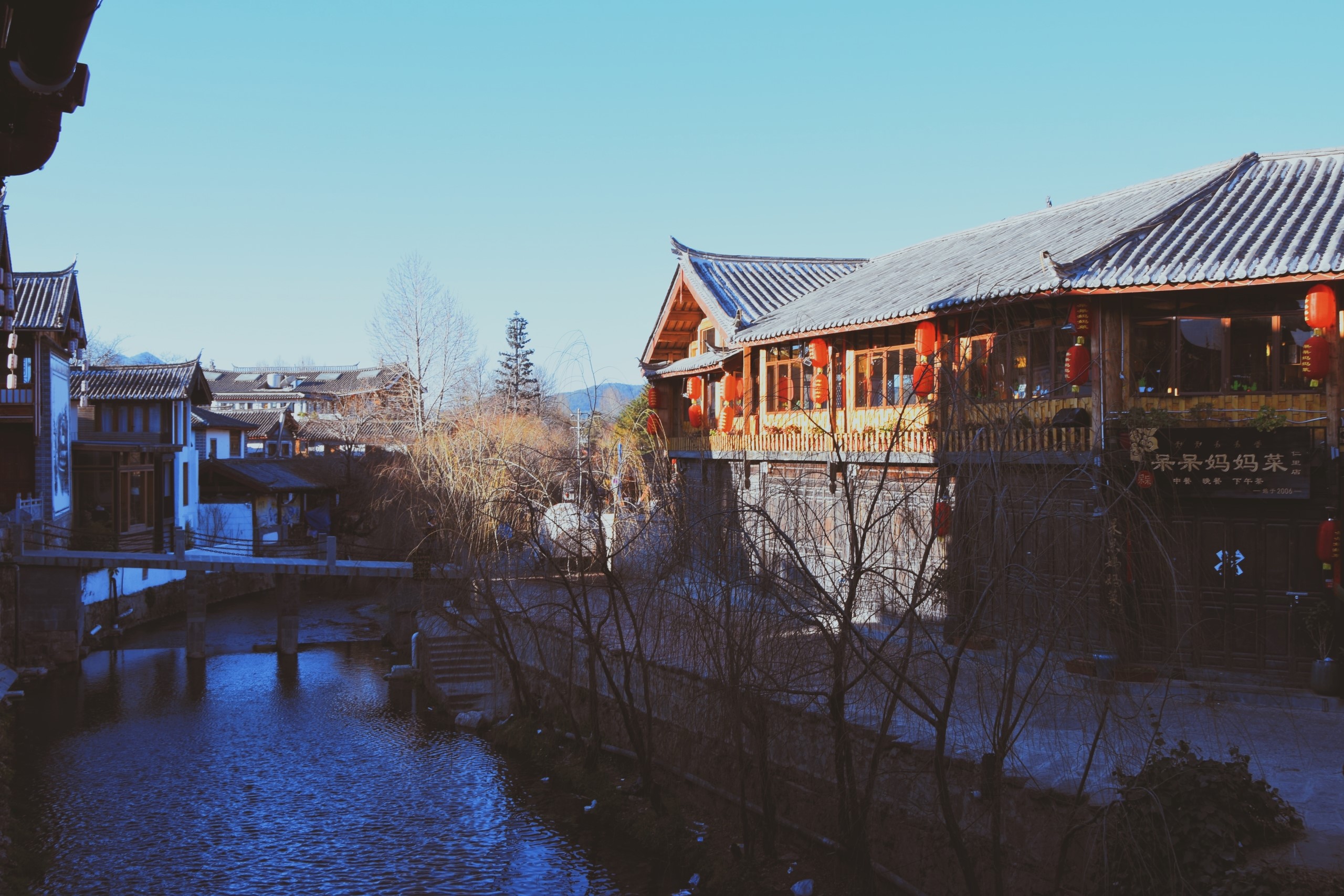Traditional Chinese village with a river and mountains HD Wallpaper