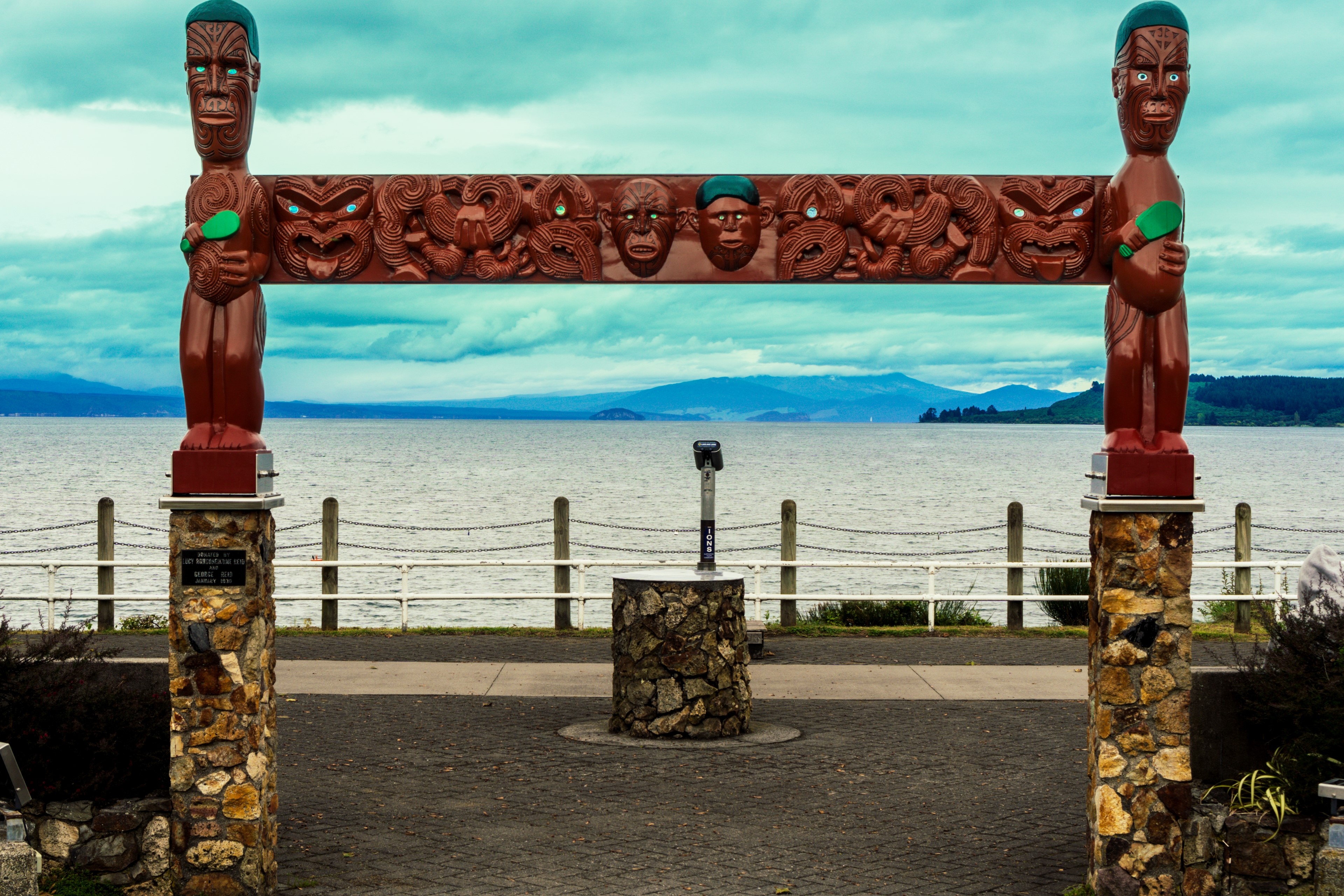 Maori Carvings at Lakefront, New Zealand HD Wallpaper