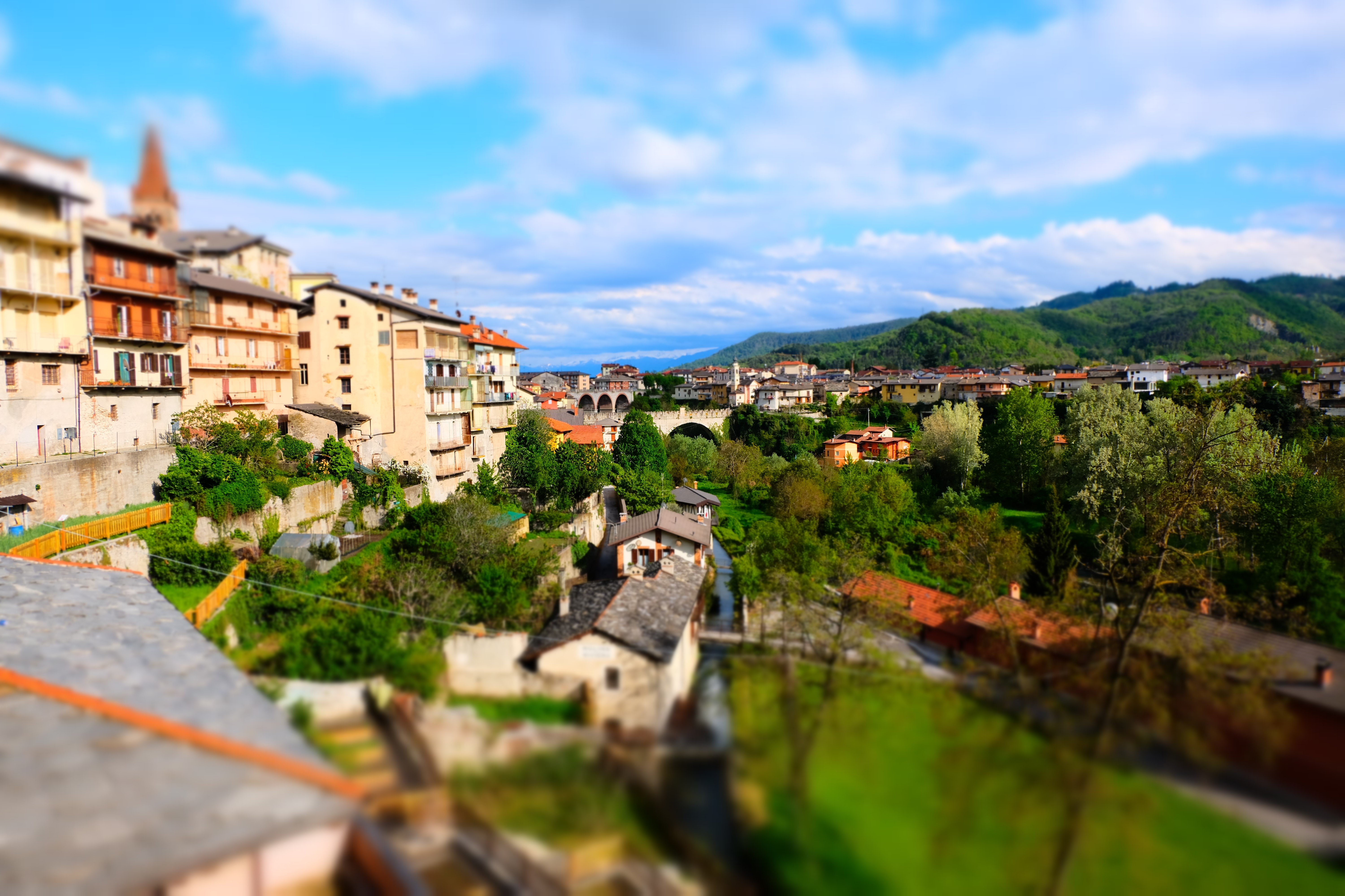 4K Old Buildings and Mountains in Italy HD Wallpaper