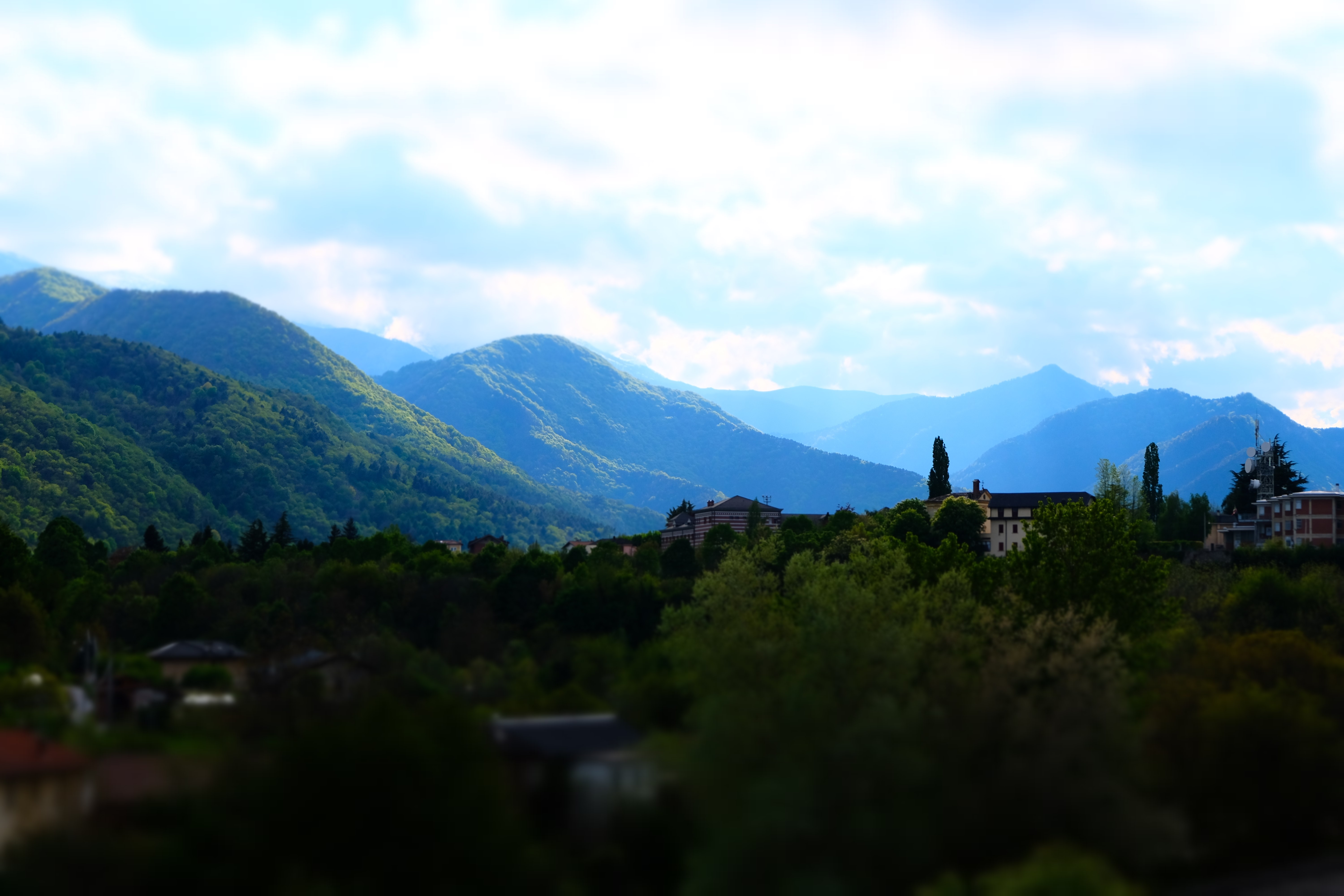 Mountains and buildings in Italy HD Wallpaper