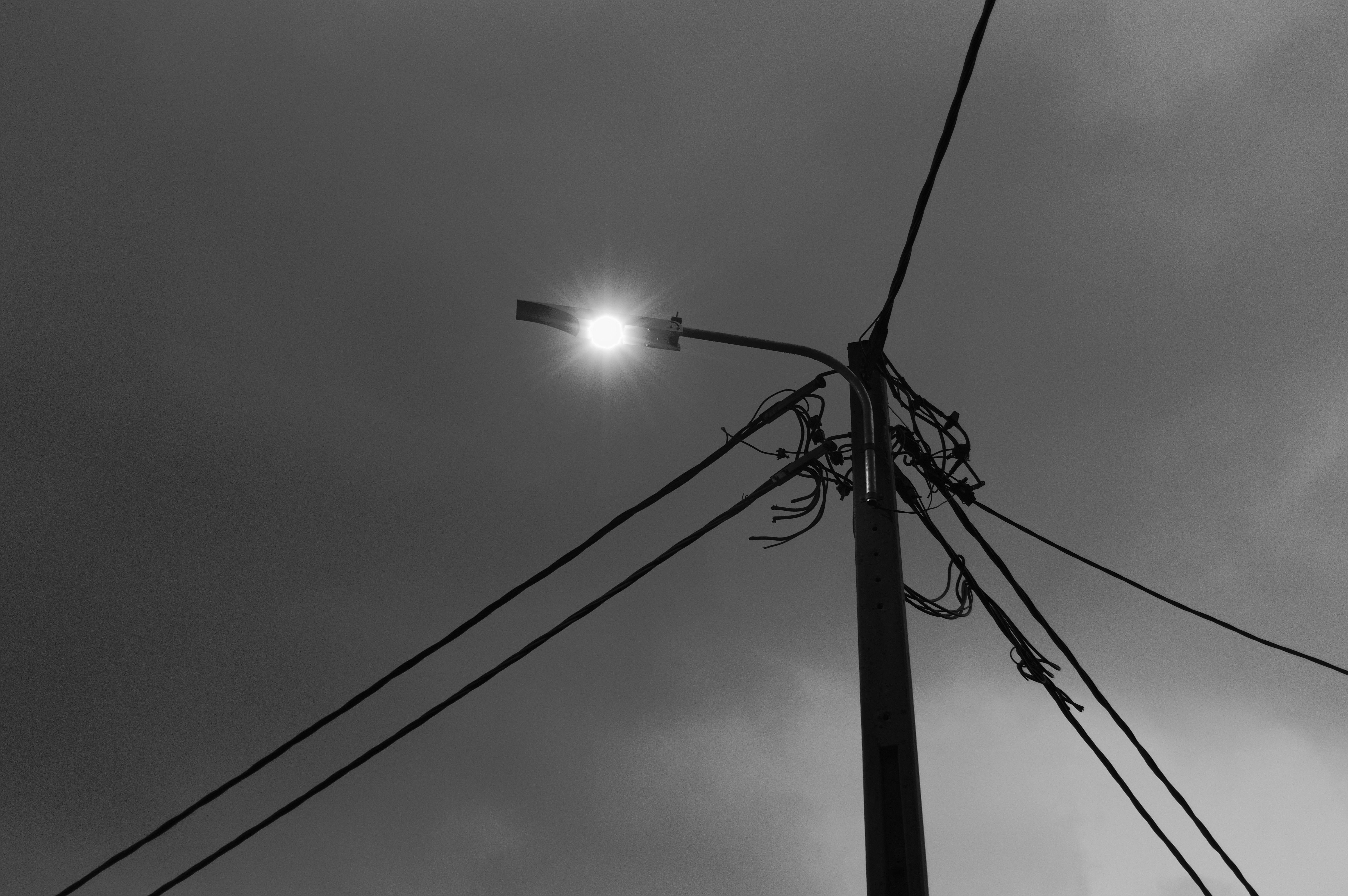 Street light with wires on overcast sky HD Wallpaper