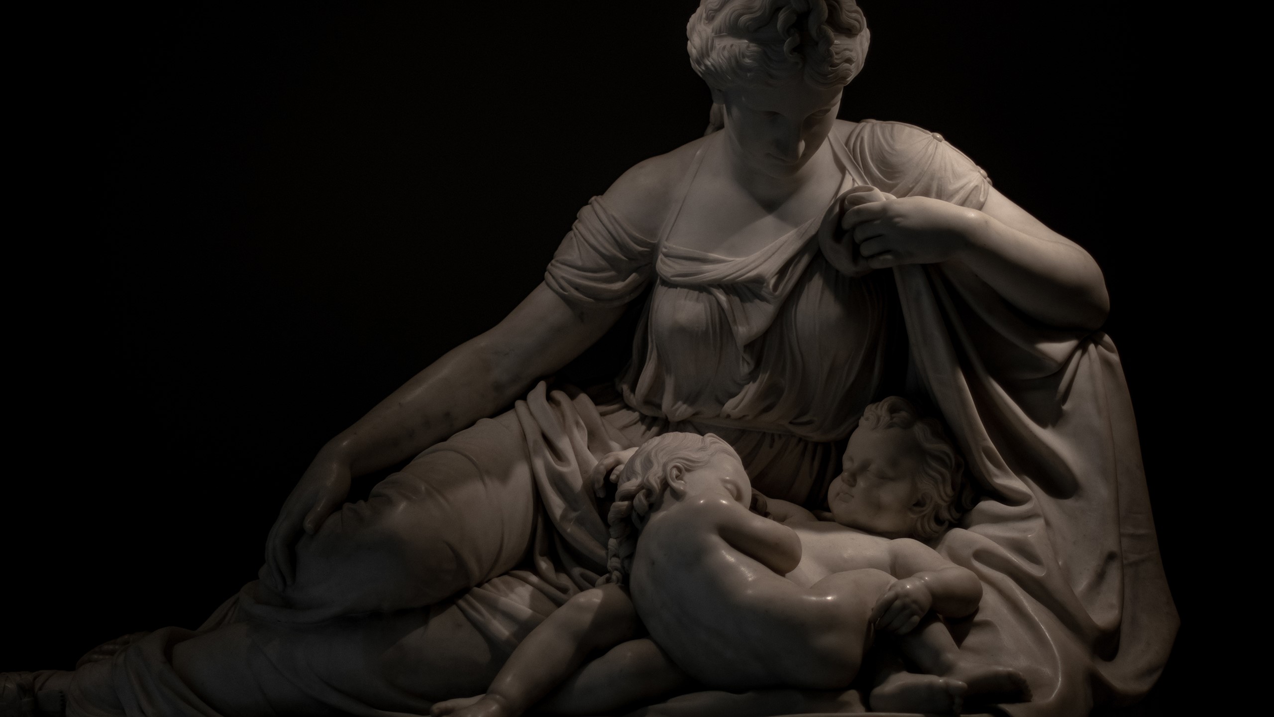 Marble sculpture of a mother and two babies HD Wallpaper