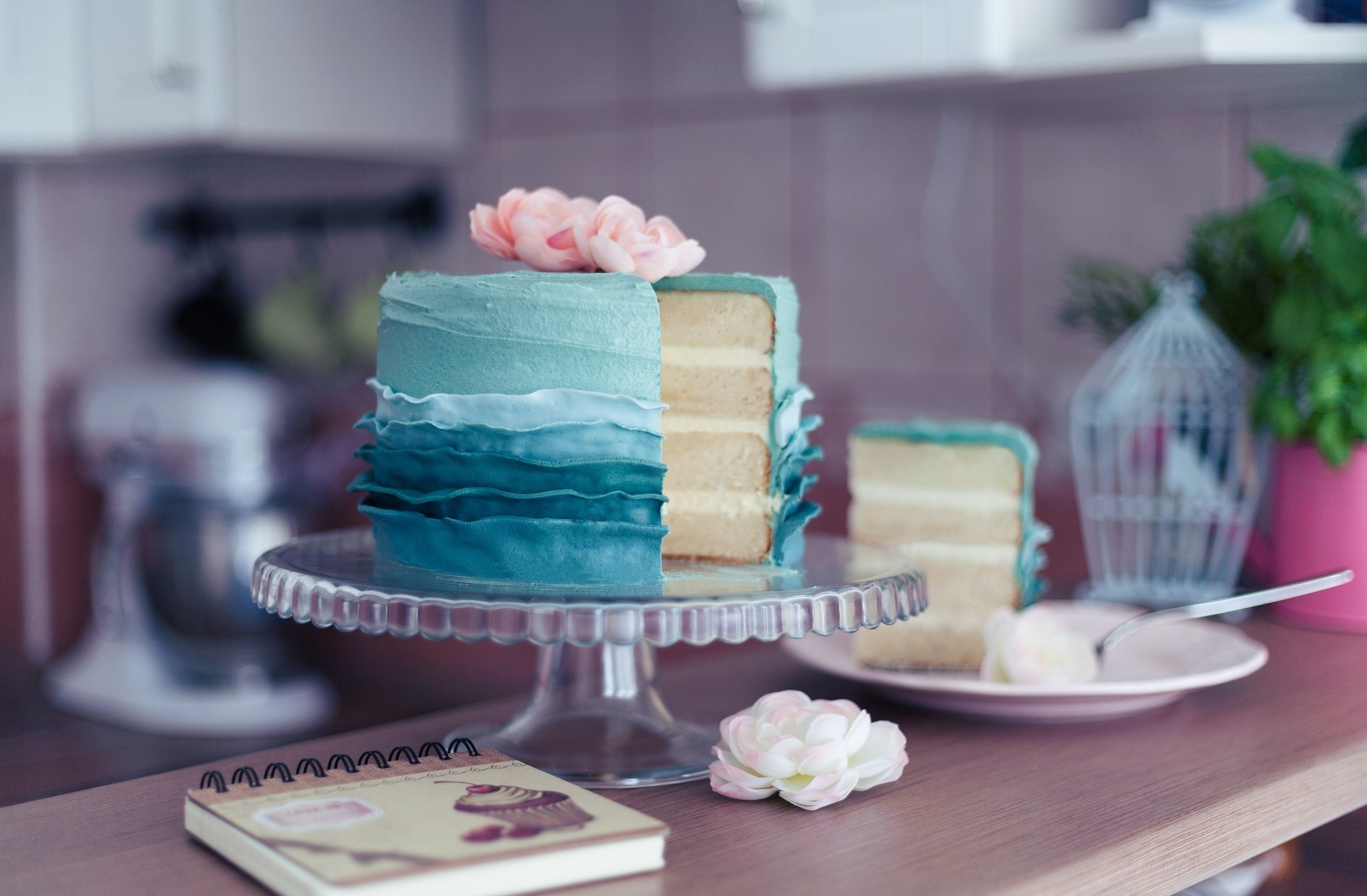 Ombre blue cake with pink flowers on a cake stand HD Wallpaper