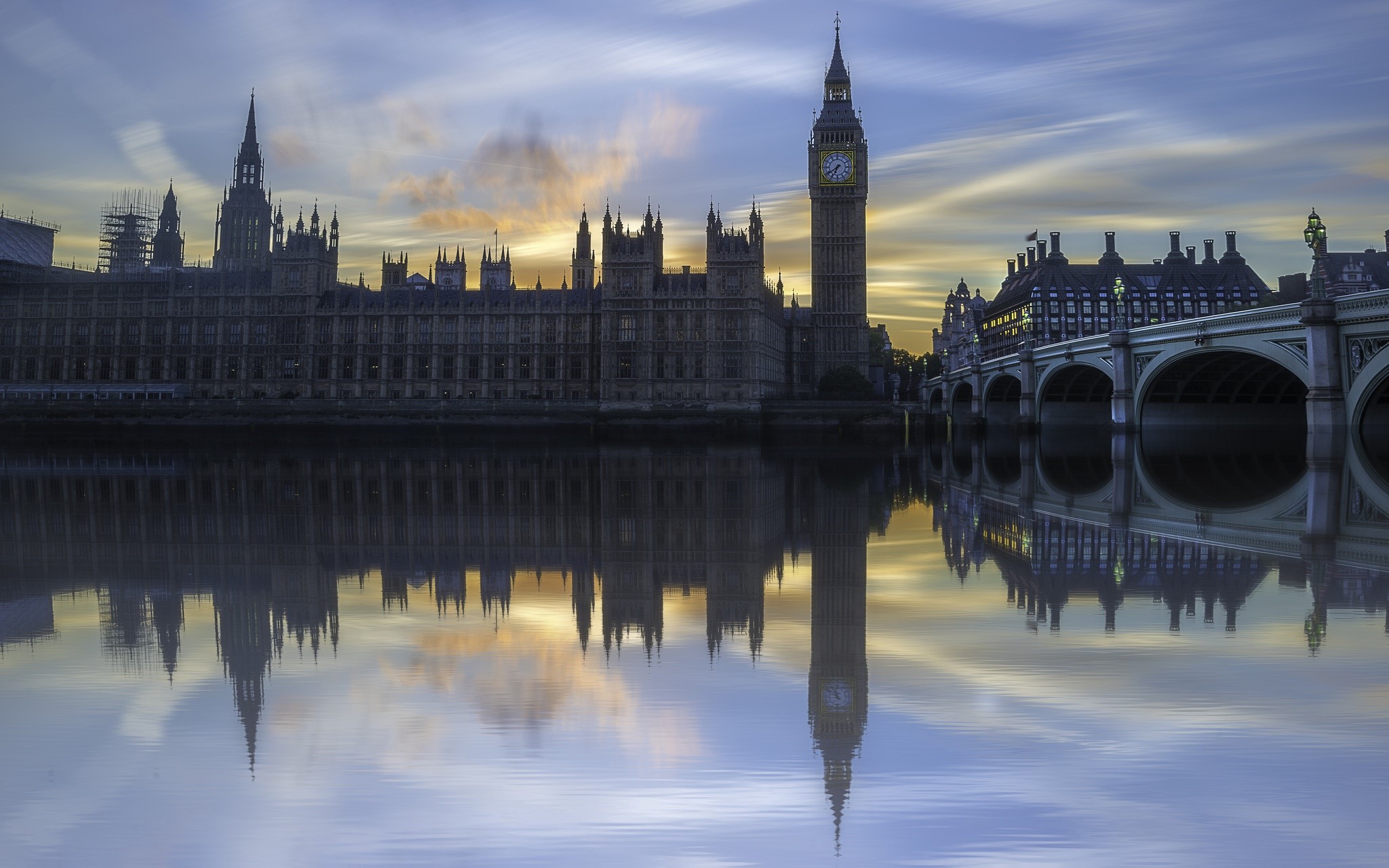 Palace of Westminster and Big Ben reflected in River Thames HD Wallpaper