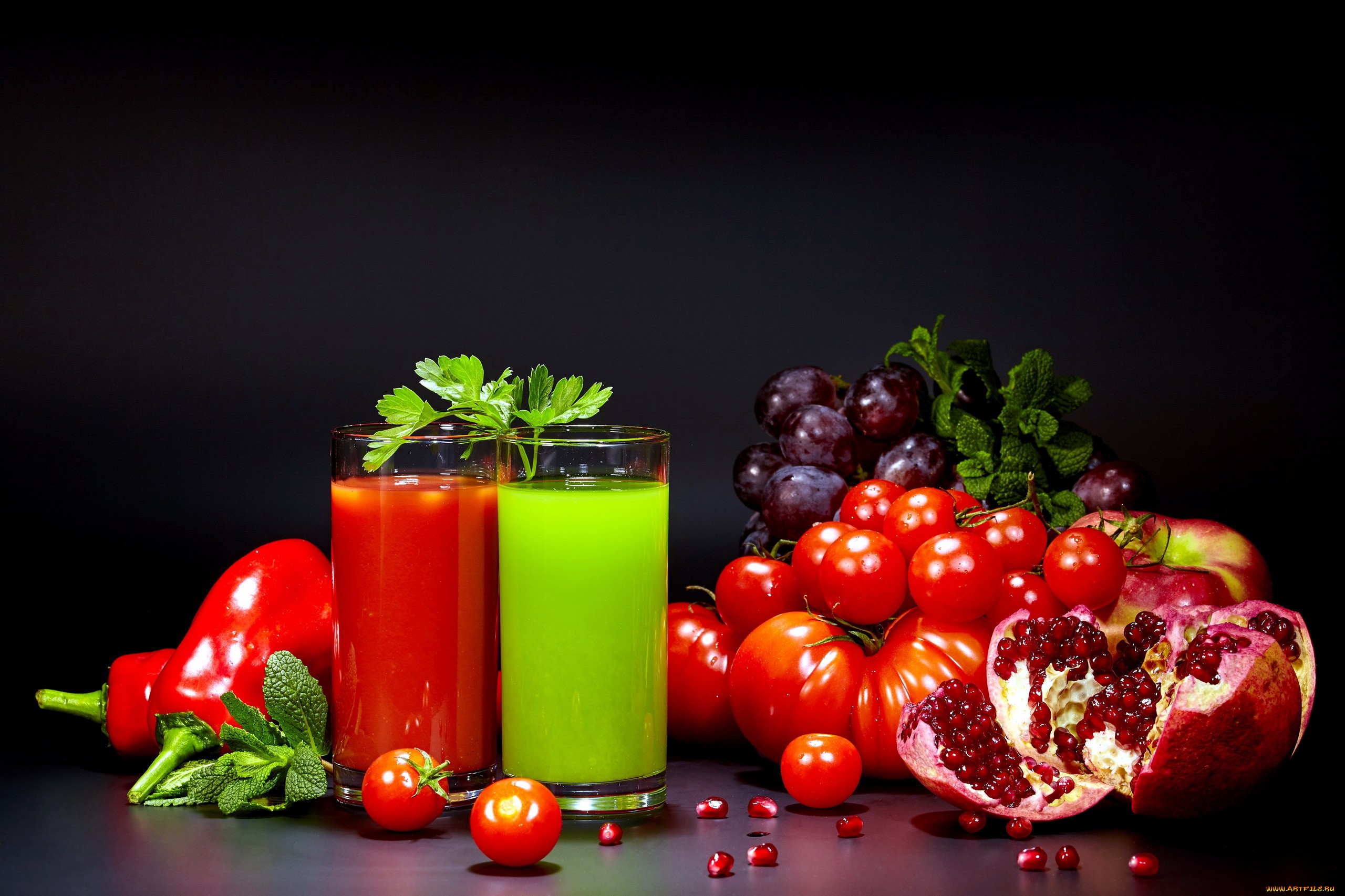 Two glasses of juice with fruits and vegetables HD Wallpaper