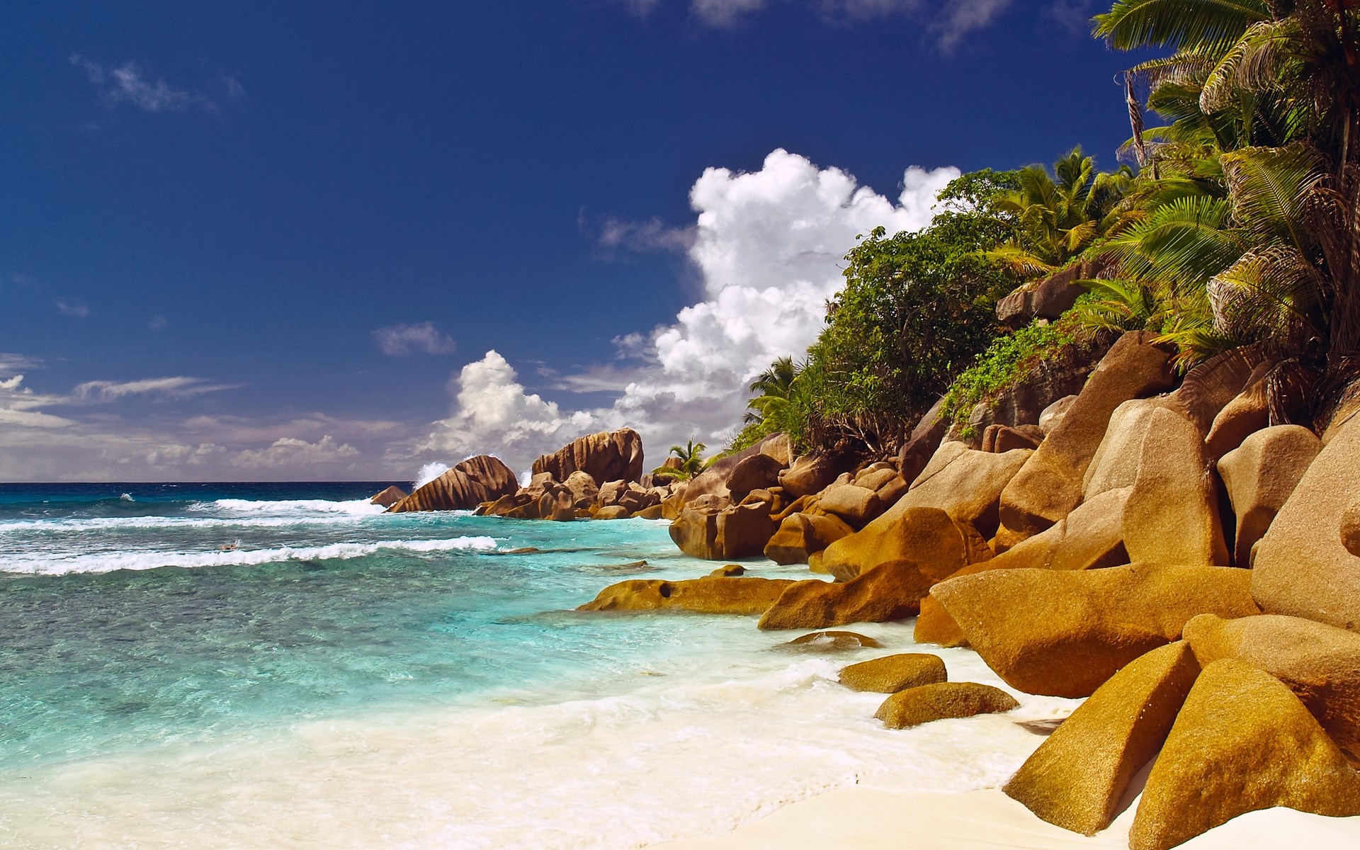 Tropical beach with granite boulders and turquoise water HD Wallpaper