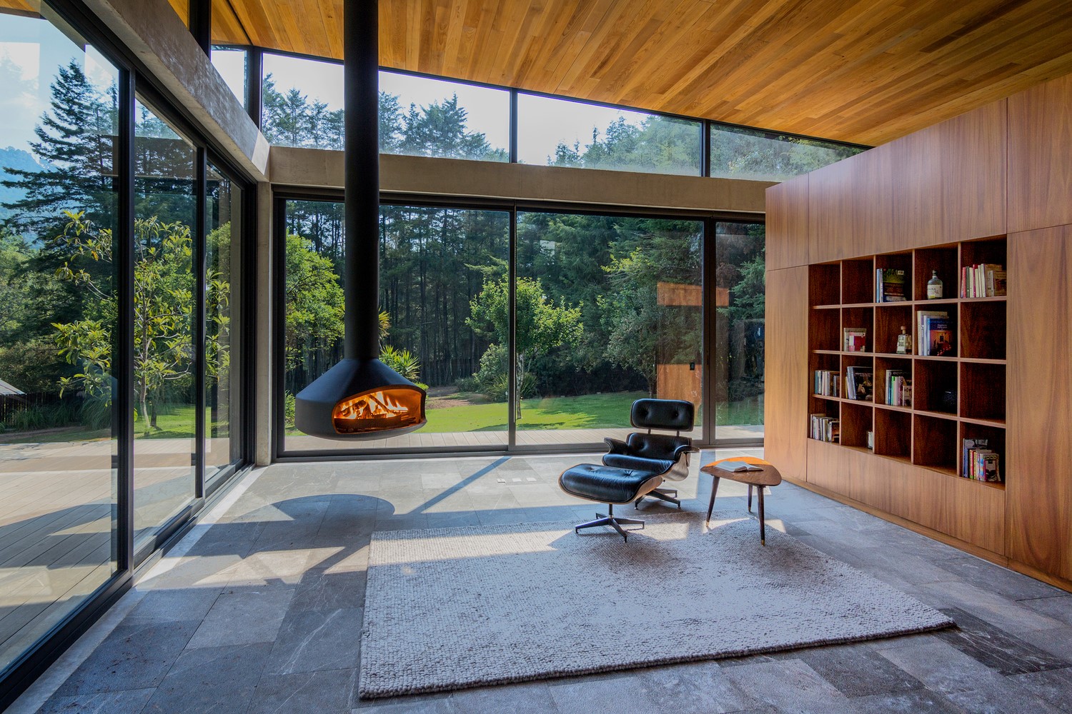 Modern living room with fireplace and bookshelf HD Wallpaper
