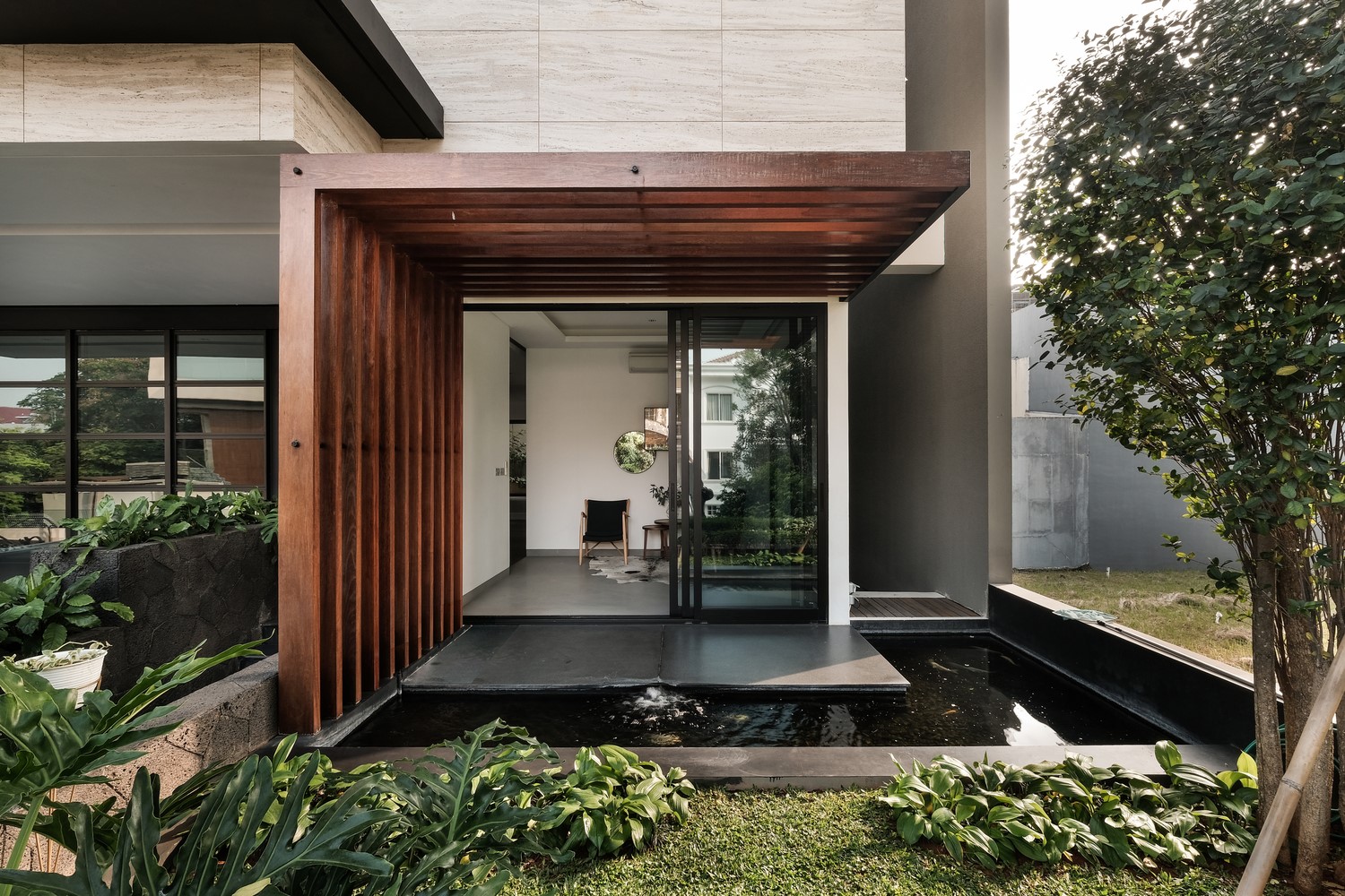 Modern house entrance with wooden pergola and water feature HD Wallpaper