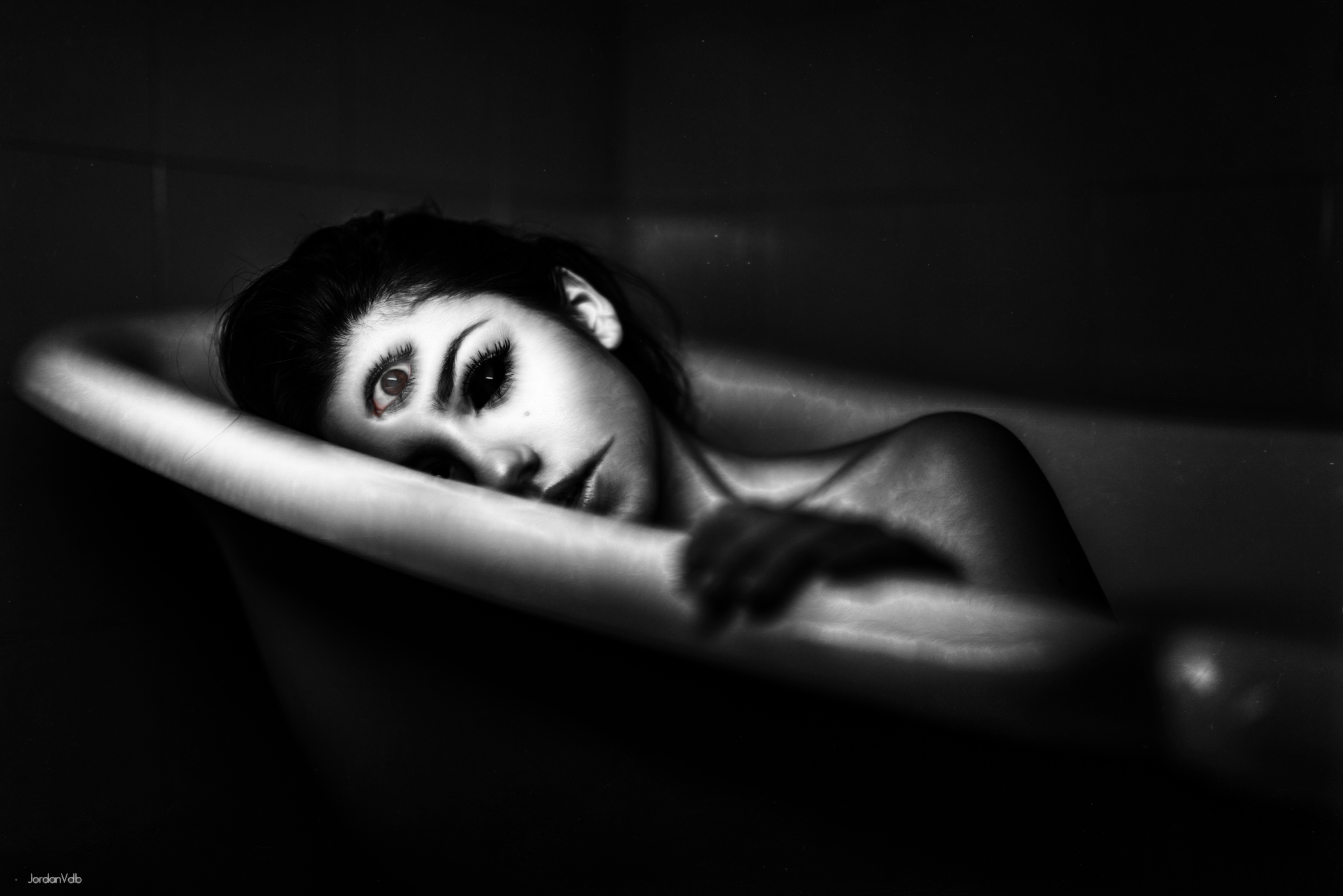 Woman with black eyes in bathtub HD Wallpaper
