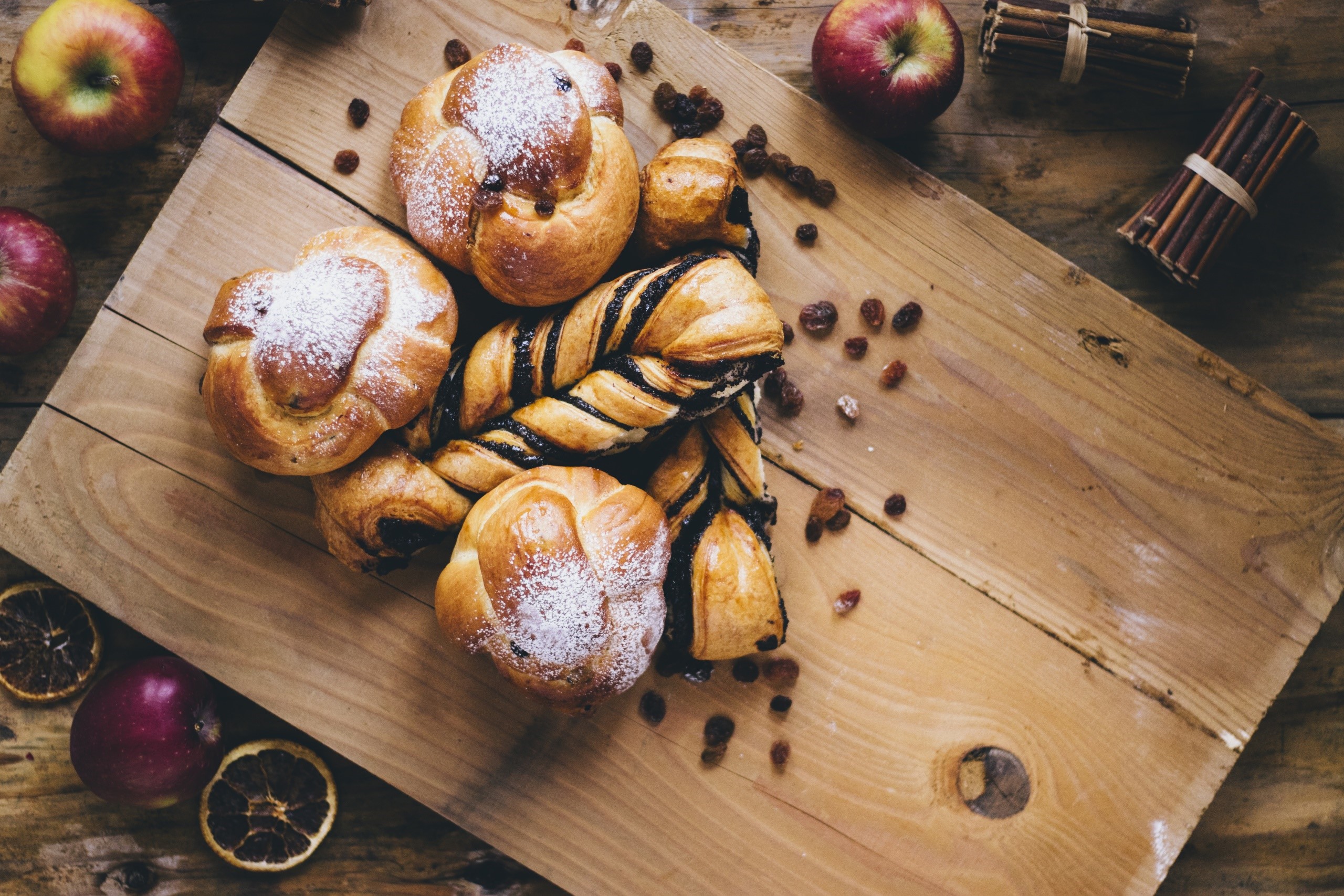 Sweet pastries with apples and cinnamon sticks HD Wallpaper