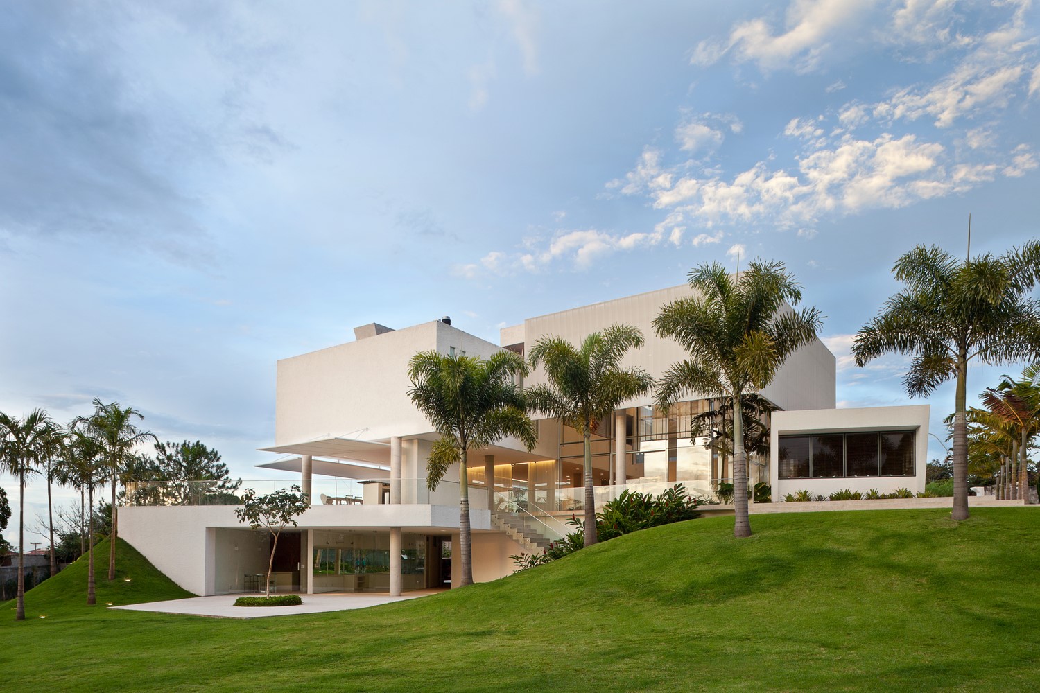 Modern white house with palm trees and green lawn HD Wallpaper