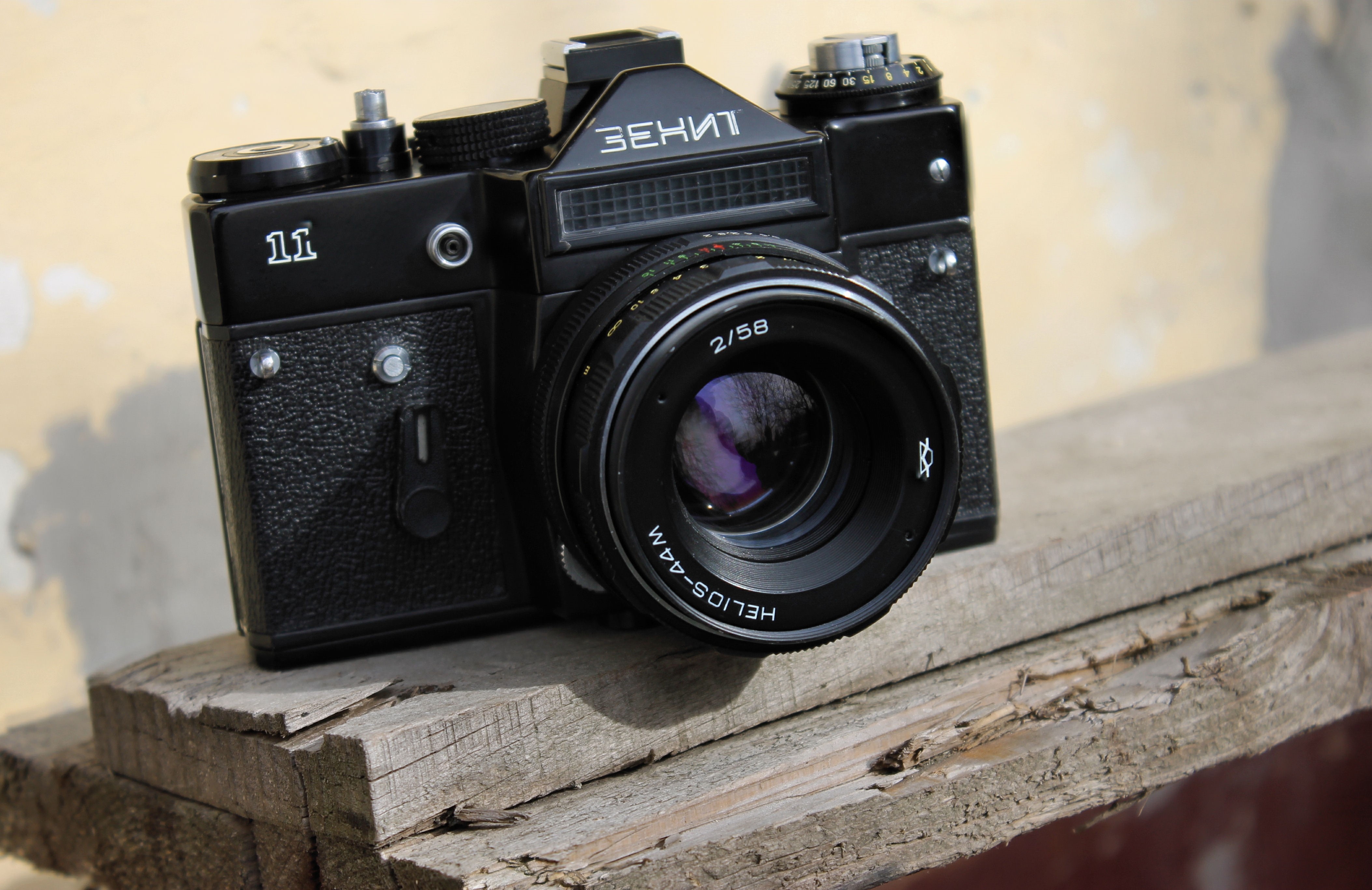 Zenit 11 camera with Helios-44M lens HD Wallpaper