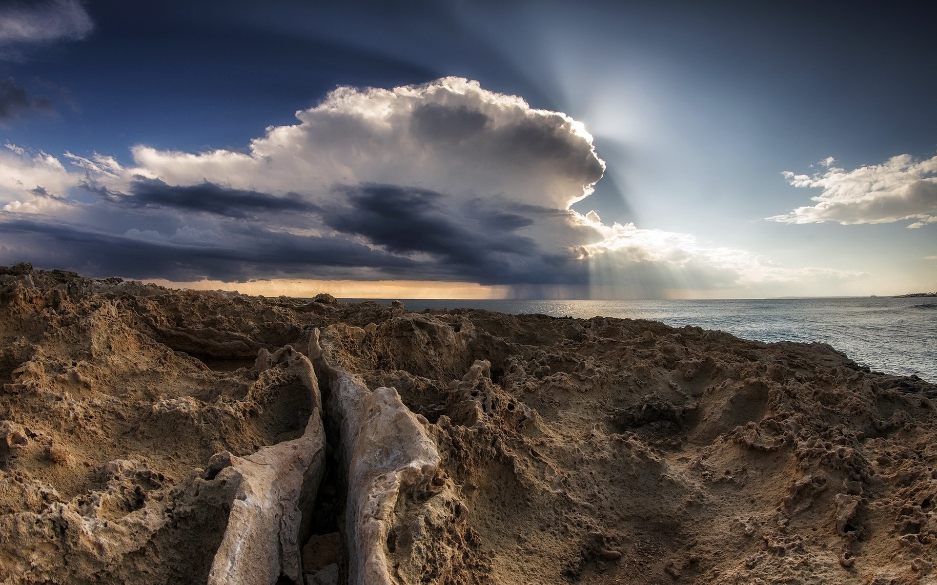 Rocky coast with dramatic clouds over the ocean HD Wallpaper