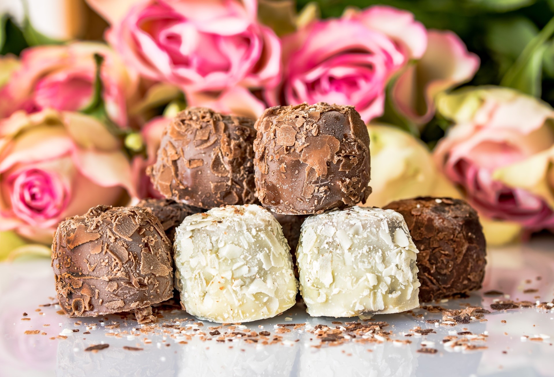 Chocolate truffles and pink roses HD Wallpaper