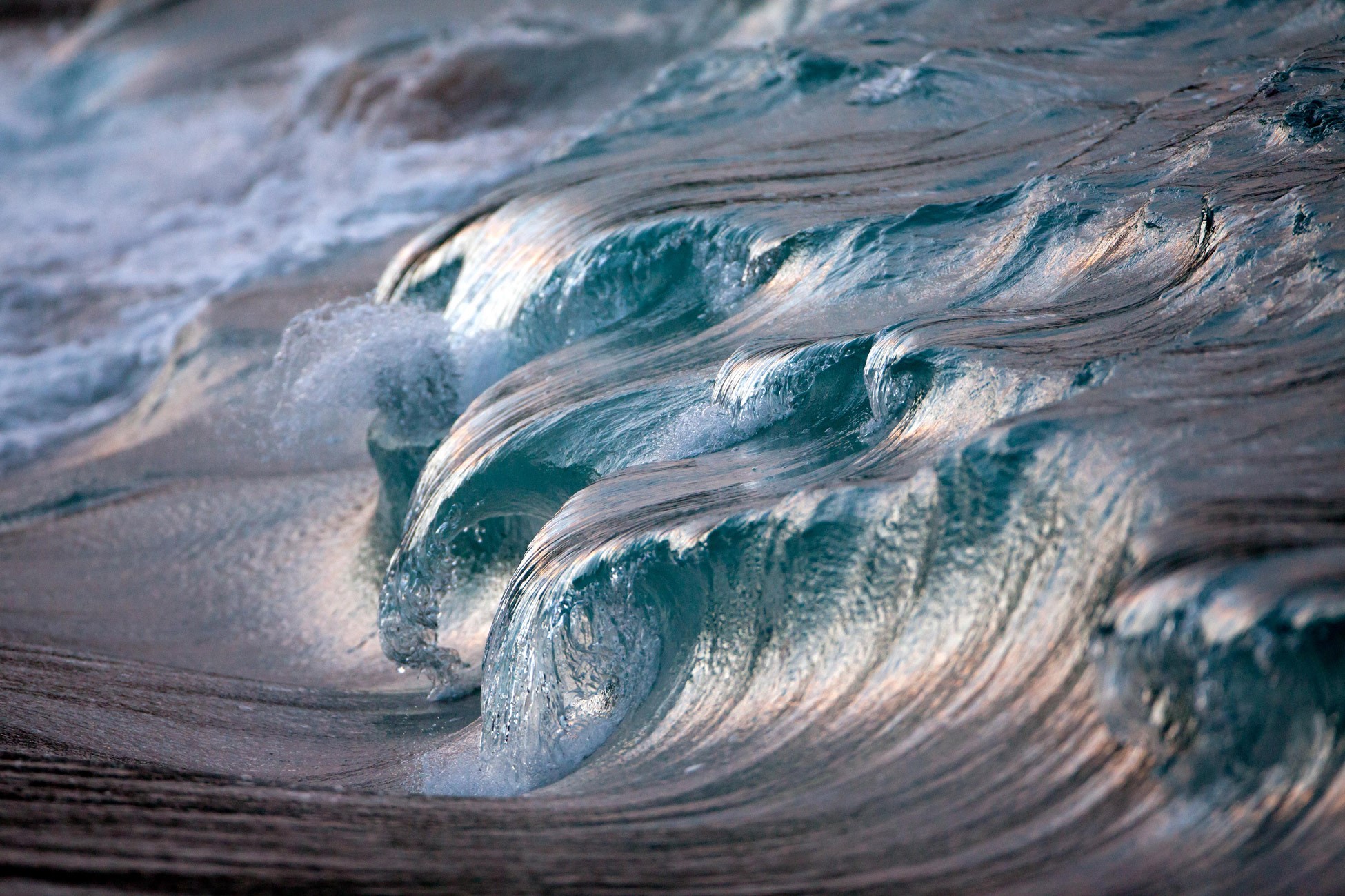 Waves crashing on the shore by Pierre Carreau HD Wallpaper