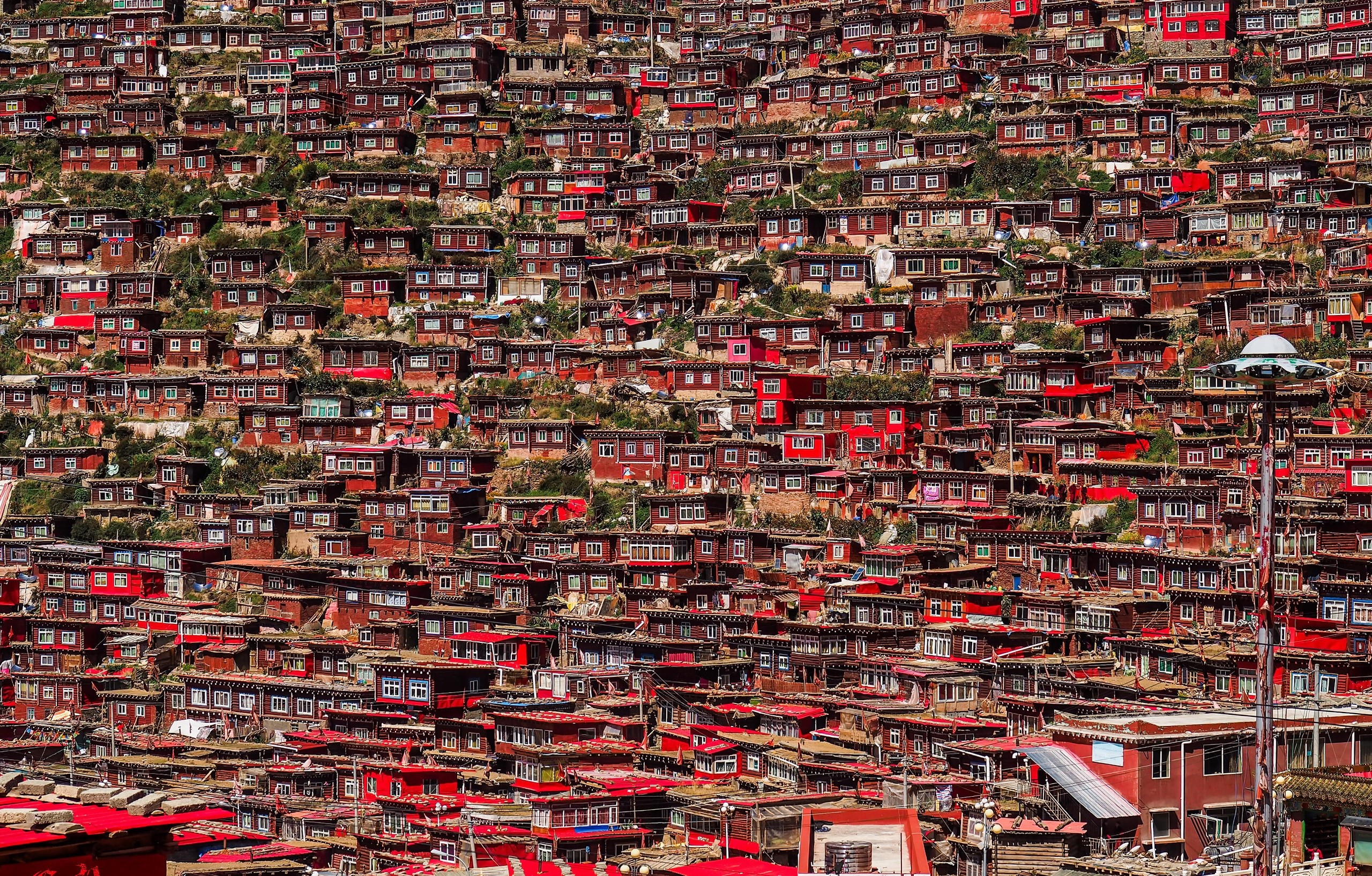 Sichuan Buddhist town in China HD Wallpaper