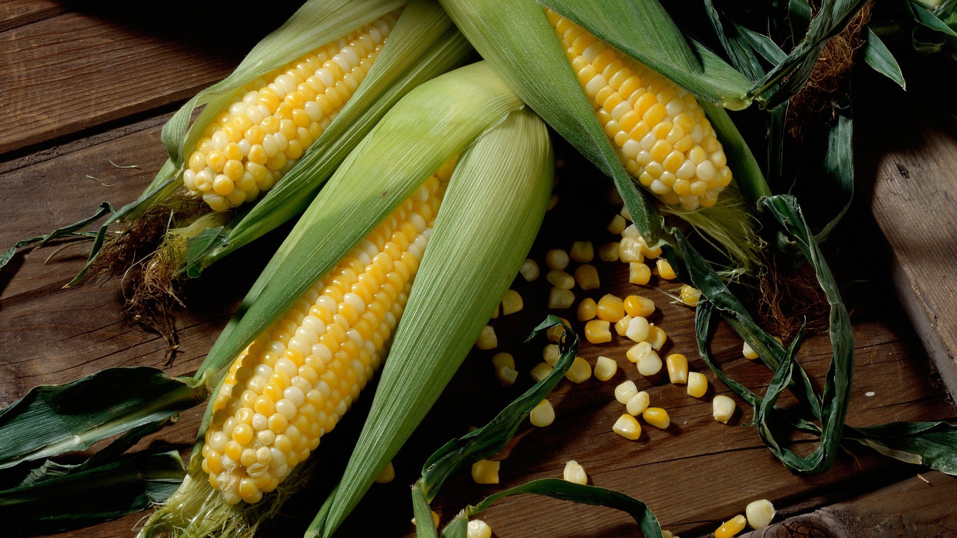 Corn on a wooden surface HD Wallpaper