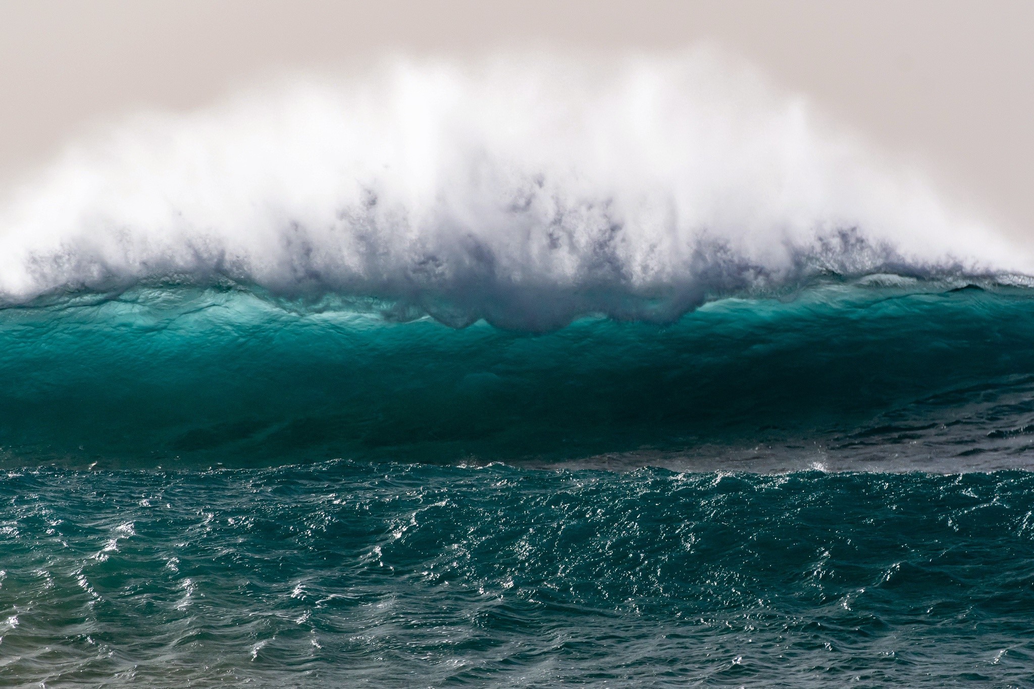 A large ocean wave crashing with white foam HD Wallpaper