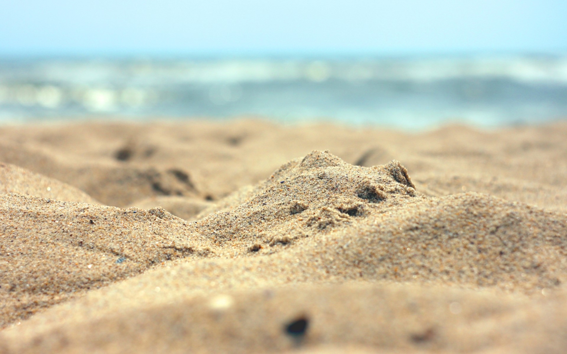 Close-up of sand dunes with ocean in background HD Wallpaper