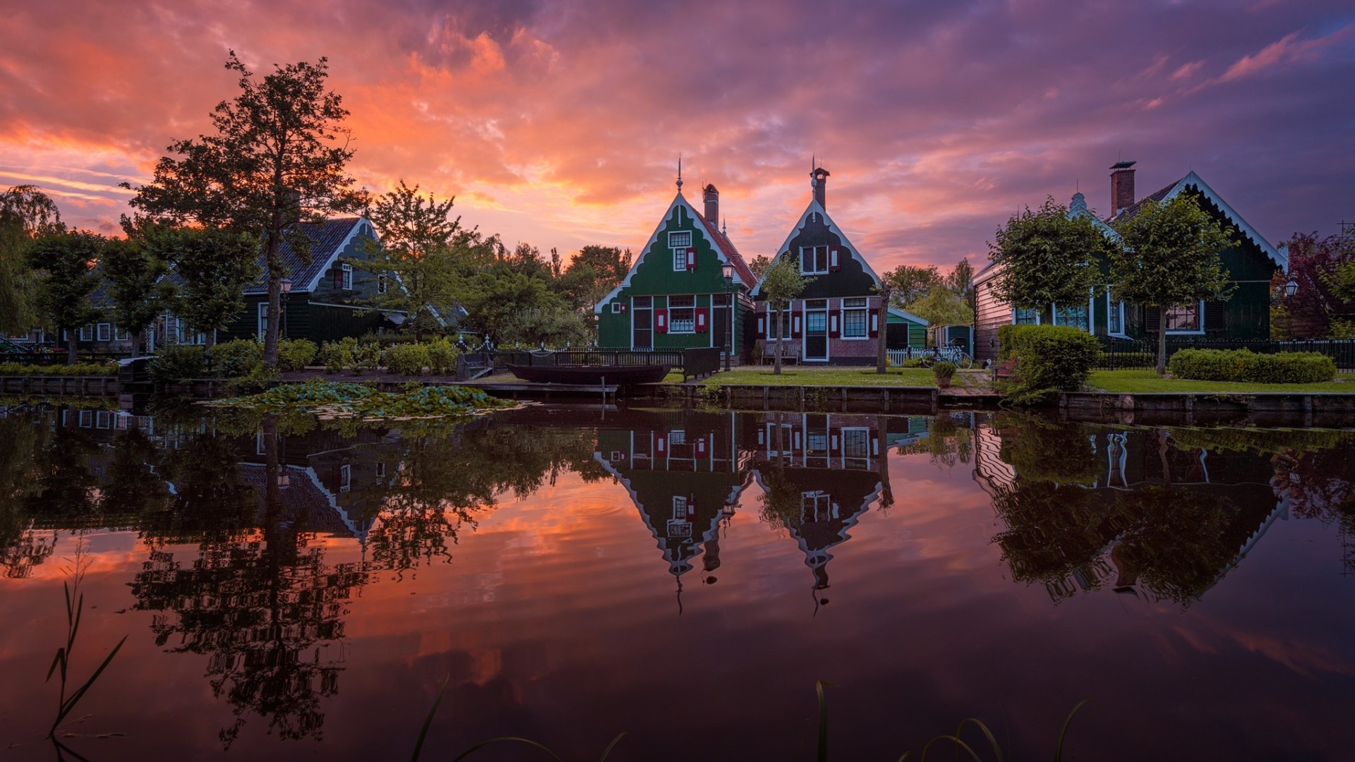 Dutch houses reflected in water at sunset HD Wallpaper