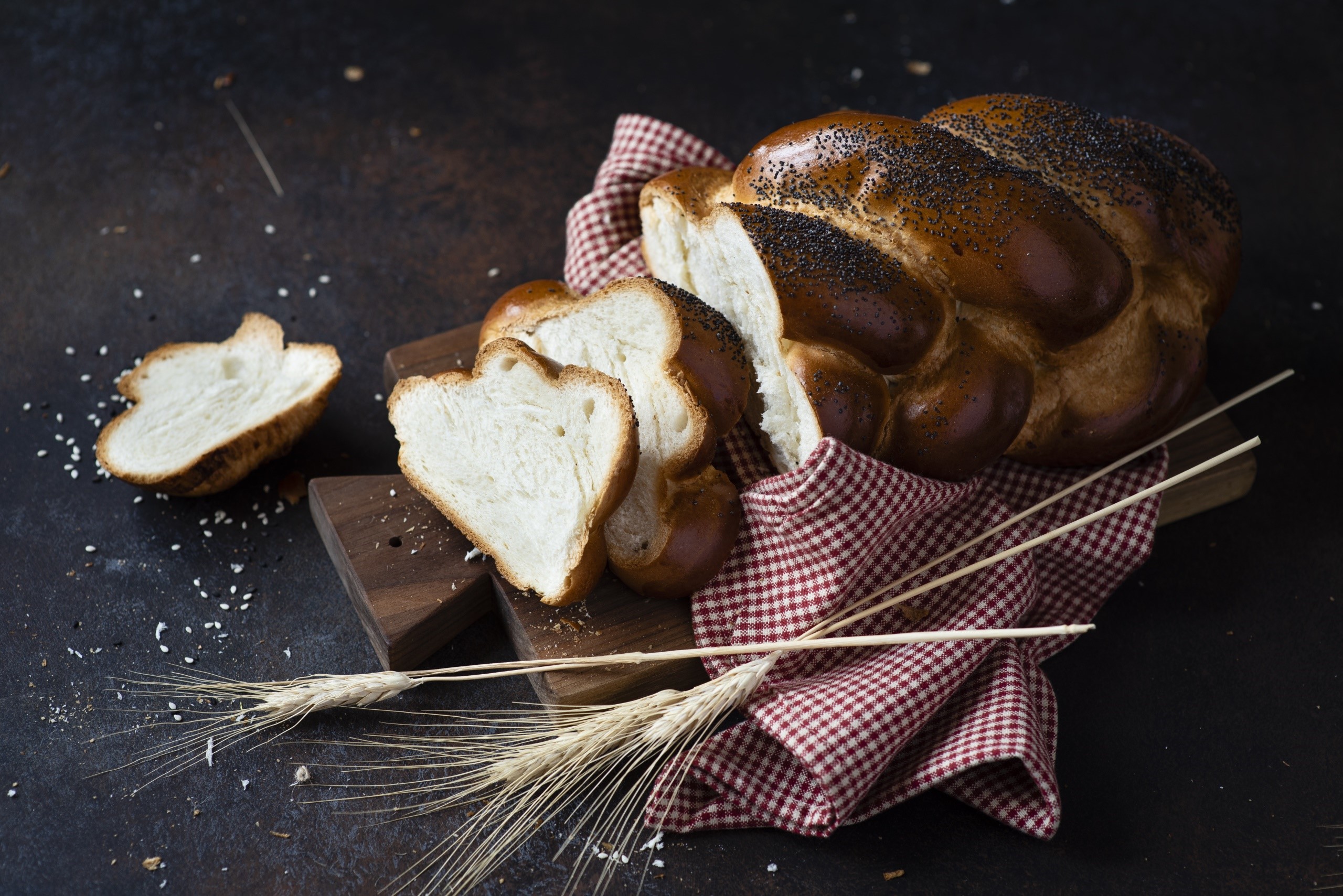 Braided challah bread with poppy seeds and wheat stalks HD Wallpaper