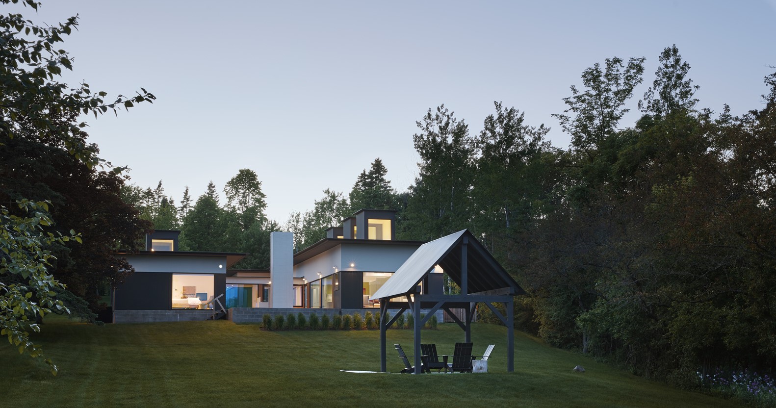 Modern house with outdoor seating area HD Wallpaper