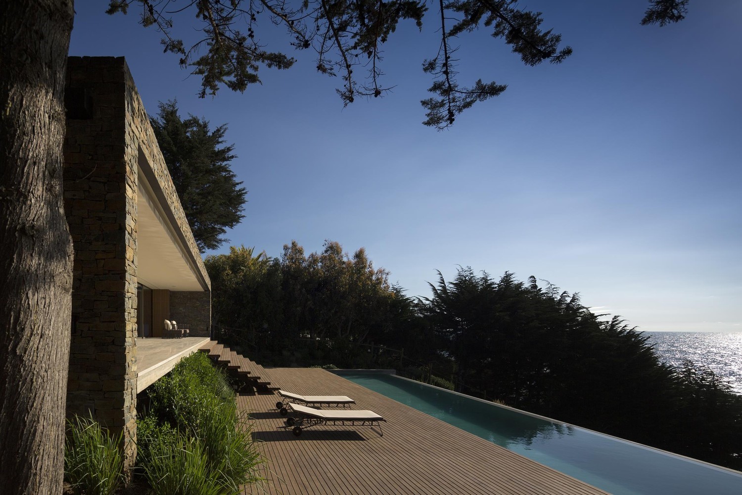 Modern house with infinity pool overlooking the ocean HD Wallpaper