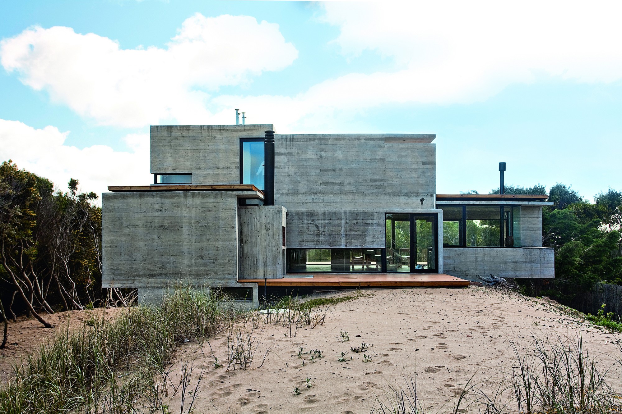 Modern concrete house on a sandy dune HD Wallpaper