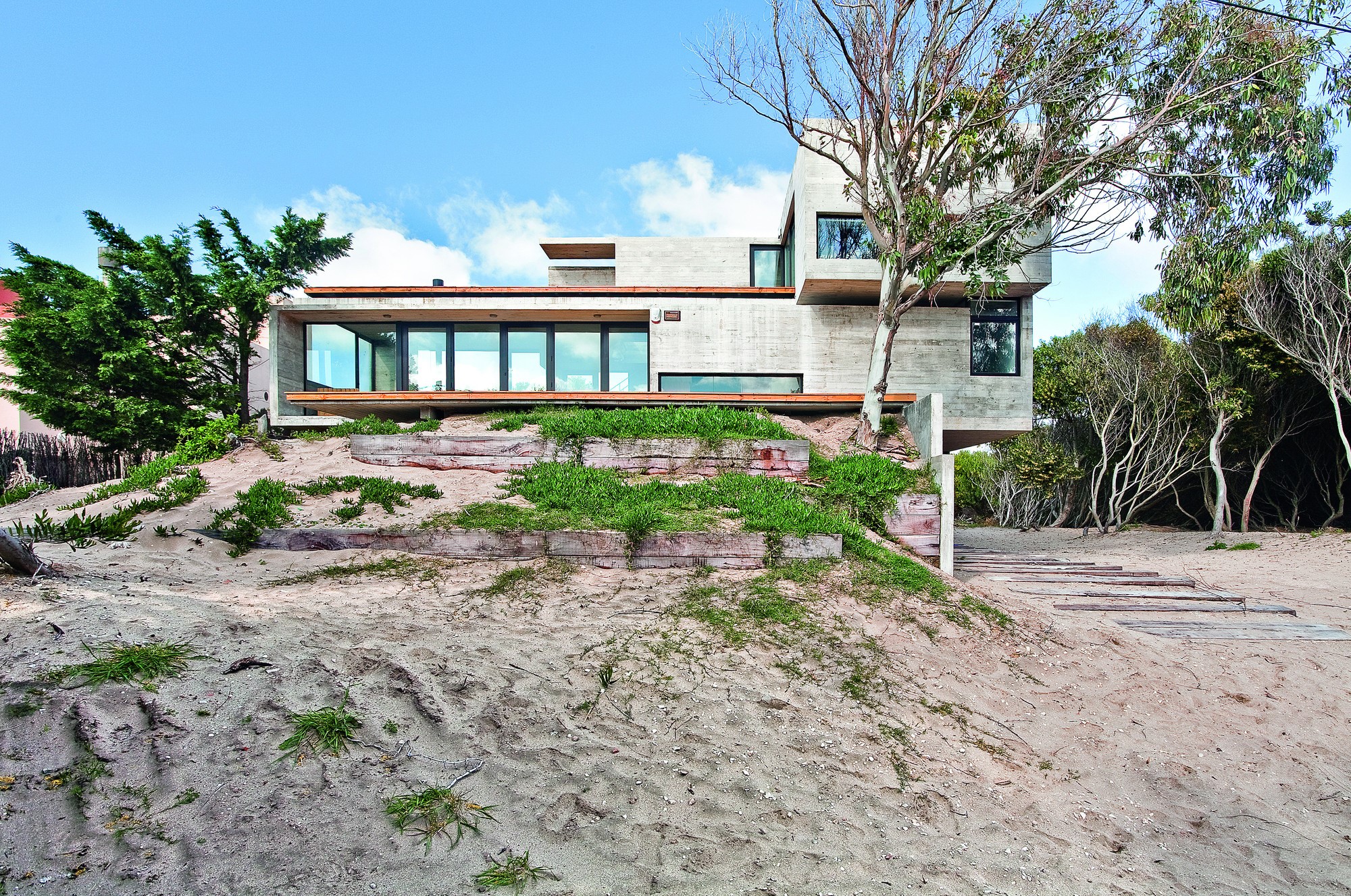 Modern concrete house on a sandy dune HD Wallpaper