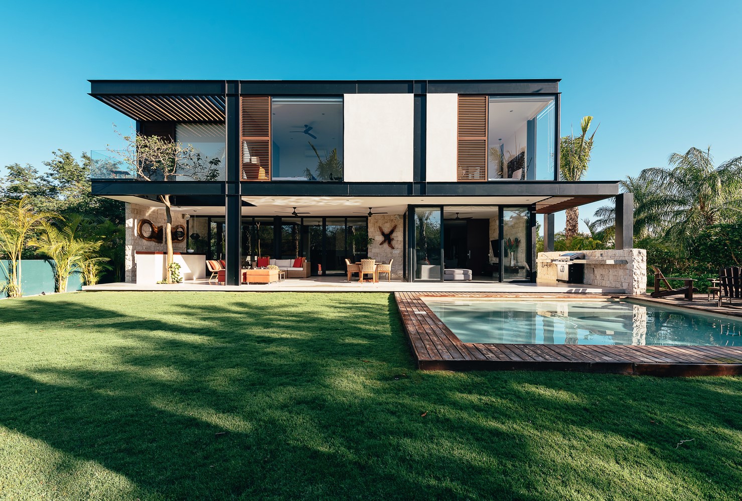 Modern house with swimming pool and lawn HD Wallpaper