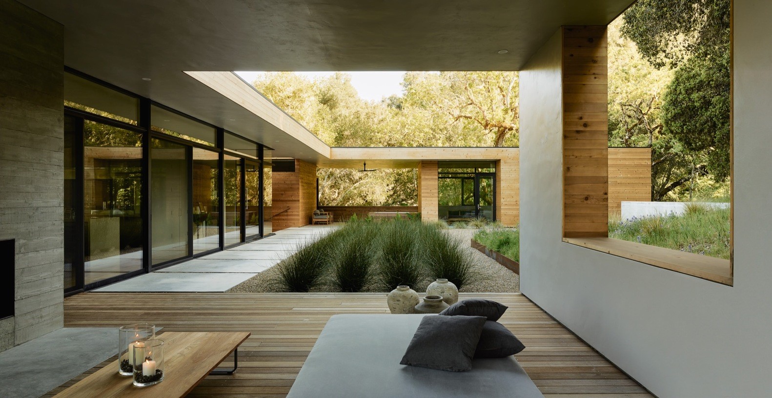 Modern house with courtyard and natural landscaping HD Wallpaper