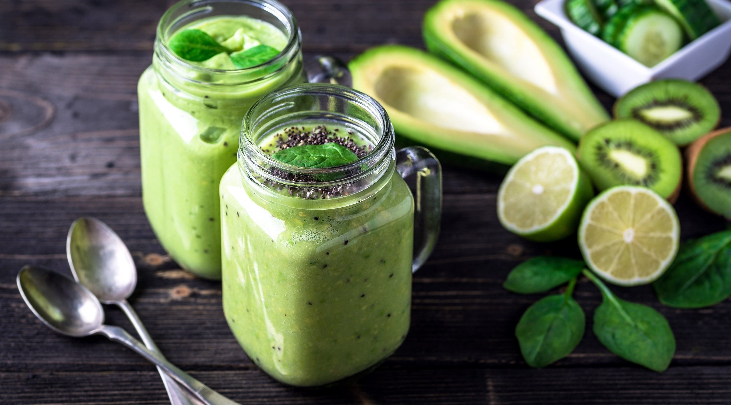Green smoothie with kiwi, avocado, and spinach HD Wallpaper