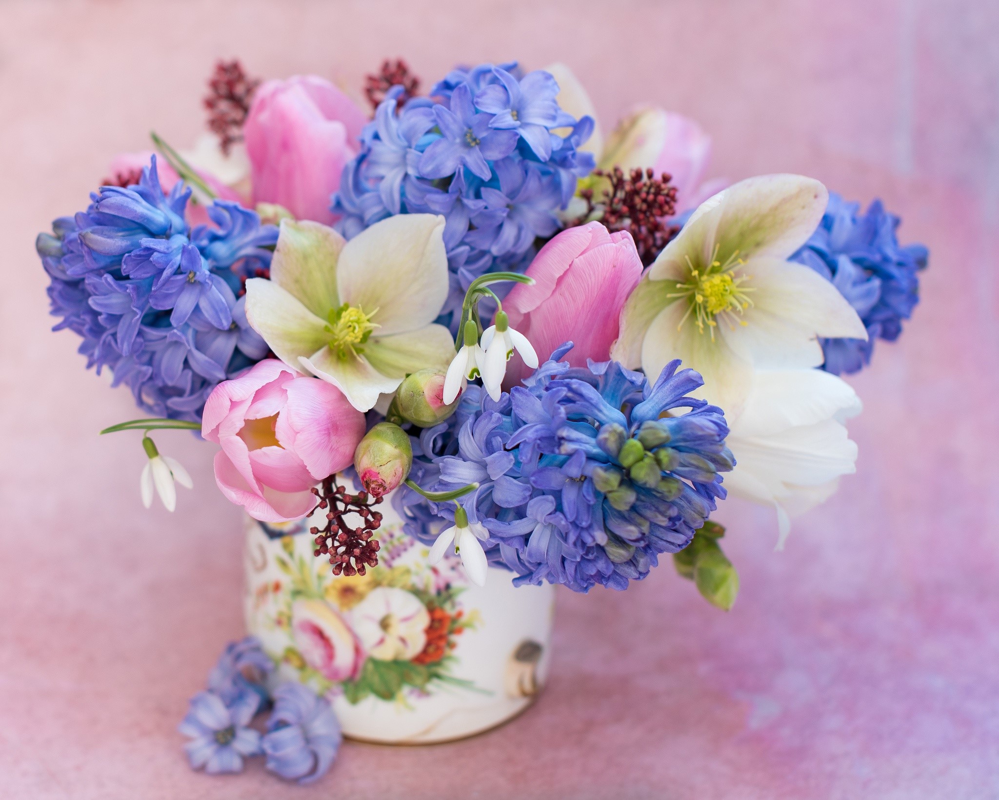Spring flower arrangement in a decorative vase HD Wallpaper