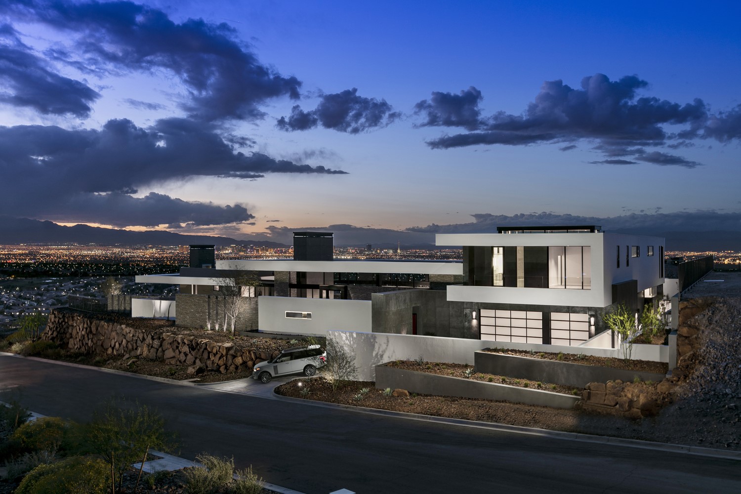 Modern luxury mansion with city view and Range Rover HD Wallpaper