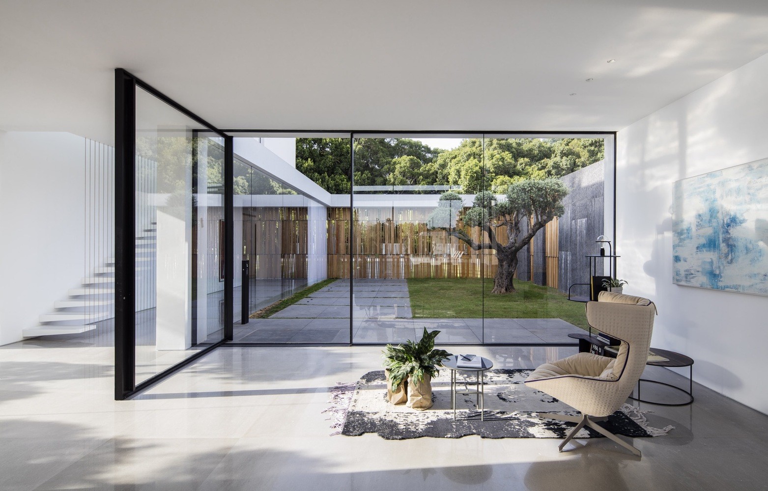 Modern interior with large windows and courtyard HD Wallpaper