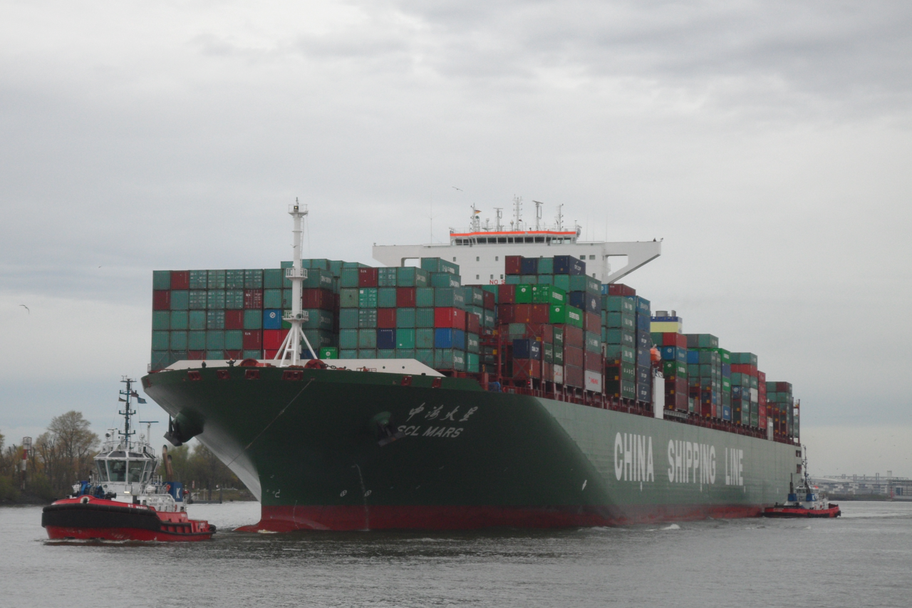 Container ship SCL MARS with tugboats HD Wallpaper