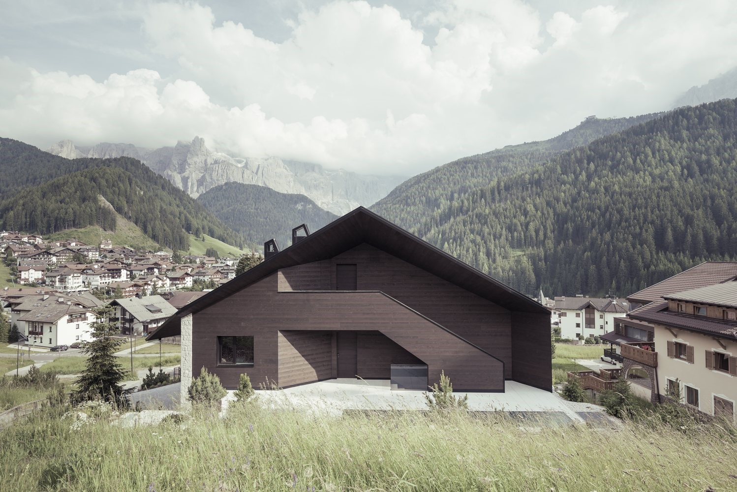 Modern house in a mountain village HD Wallpaper